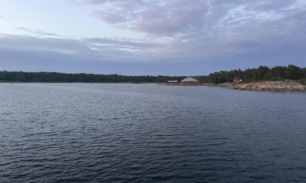 Gräsö - SXK Uppsala-Roslagen bouy: {"base": "en", "no": "N\u00e6rmer seg b\u00f8ye.", "se": "N\u00e4rmar sig boj.", "en": "Approaching buoy.", "da": "N\u00e6rmer sig b\u00f8je.", "fr": "Balise d'approche.", "de": "Ann\u00e4herungstonne.", "es": "Boyar de aproximaci\u00f3n.", "it": "Avvicinamento alla boa.", "pt": "B\u00f3ia de aproxima\u00e7\u00e3o.", "nl": "Naderingsboei.", "pl": "Zbli\u017caj\u0105cy si\u0119 boja.", "uk": "\u041f\u0456\u0434\u0445\u0456\u0434 \u0434\u043e \u0431\u0443\u044f.", "ro": "Baliz\u0103 de apropiere.", "tr": "Yakla\u015fma \u015famand\u0131ras\u0131.", "el": "\u03a0\u03c1\u03bf\u03c3\u03ad\u03b3\u03b3\u03b9\u03c3\u03b7 \u03c3\u03b7\u03bc\u03b1\u03bd\u03c4\u03ae\u03c1\u03b1.", "cs": "P\u0159ibli\u017eovac\u00ed b\u00f3je.", "hu": "K\u00f6zeled\u0151 b\u00f3ja.", "fi": "L\u00e4hestyv\u00e4 poiju.", "bg": "\u041f\u0440\u0438\u0431\u043b\u0438\u0436\u0430\u0432\u0430\u0449\u0430 \u0431\u0443\u0439.", "sr": "Prilazna bova.", "et": "L\u00e4heneb poi.", "lv": "Pien\u0101ko\u0161\u0101 boja.", "lt": "Prieplaukos pl\u016bduras."}
