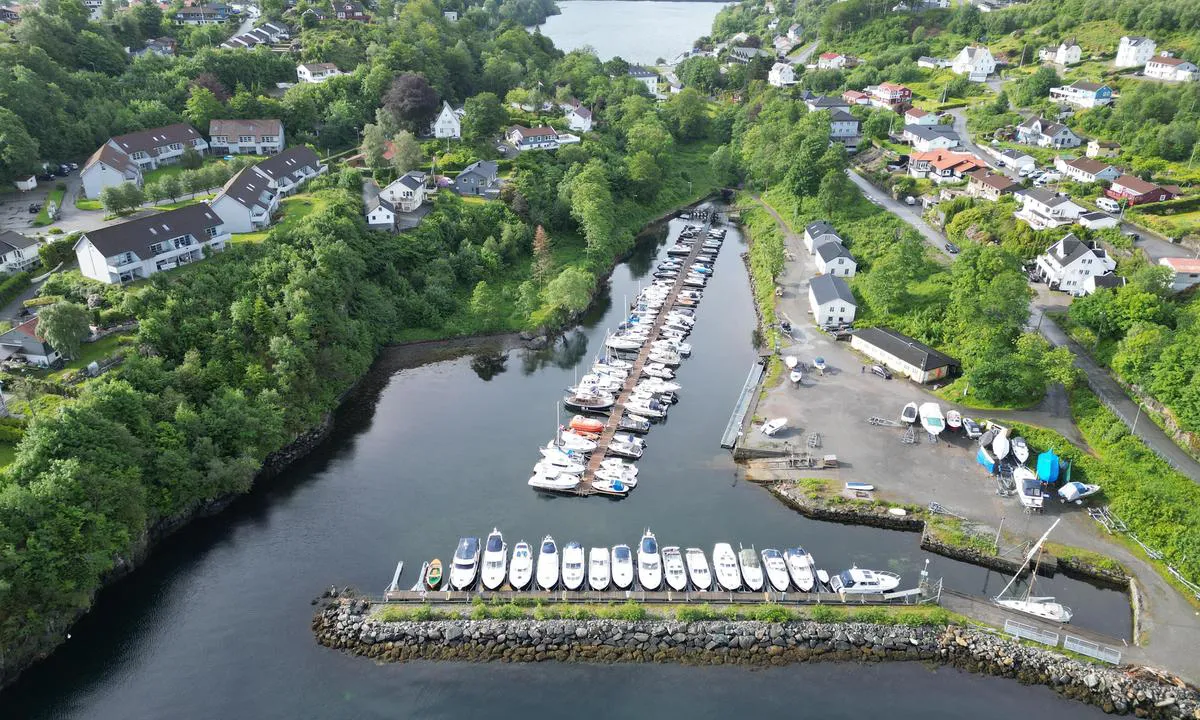 Gravdal Båtlag: {"base": "no", "no": "Dette er ei grunn havn, og ikkje beregna for dei st\u00f8rste b\u00e5tane.  Gjestekai i \"M\u00f8llehopen\" heilt til h\u00f8gre i biletet.", "se": "Detta \u00e4r en grund hamn, och inte avsedd f\u00f6r de st\u00f6rsta b\u00e5tarna. G\u00e4stbrygga i 'M\u00f8llehopen' l\u00e4ngst till h\u00f6ger p\u00e5 bilden.", "en": "This is a shallow harbor, and not intended for the largest boats. Guest quay in 'M\u00f8llehopen' all the way to the right in the picture.", "da": "Dette er en lavvandet havn, og ikke beregnet for de st\u00f8rste b\u00e5de. <br> G\u00e6stekaj i 'M\u00f8llehopen' helt til h\u00f8jre i billedet."}