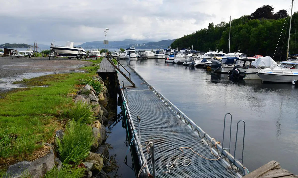 Gravdal Båtlag: {"base": "no", "no": "Den langsg\u00e5ande brygga vert brukt til av/p\u00e5lasting", "se": "Den l\u00e5ngsg\u00e5ende bryggan anv\u00e4nds till av/p\u00e5lastning", "en": "The longitudinal dock is used for loading and unloading", "da": "Den langsg\u00e5ende bryggen bruges til af/p\u00e5l\u00e6sning"}