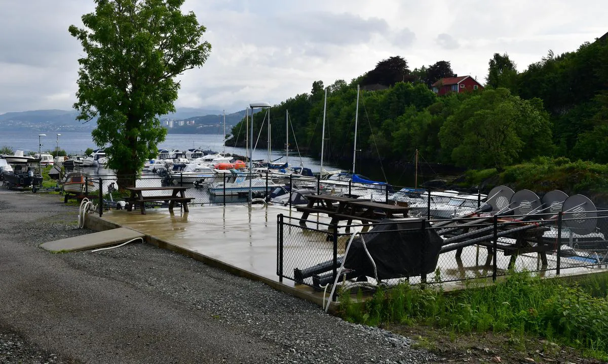 Gravdal Båtlag: {"base": "no", "no": "Grillplass", "se": "Grillplats", "en": "Barbecue area", "da": "Grillplads"}