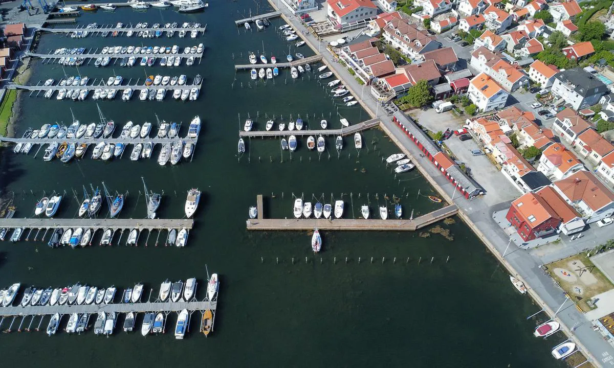 The inner harbour of Grebbestad. Guests can moor on the first pier on starboard. Beware of shallow waters.