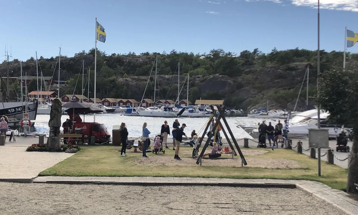 {"base": "en", "no": "En liten lekeplass i n\u00e6rheten av havnen i Grebbestad.", "se": "En liten lekplats n\u00e4ra hamnen i Grebbestad.", "en": "A small playground close to the harbour in Grebbestad.", "da": "En lille legeplads t\u00e6t p\u00e5 havnen i Grebbestad."}