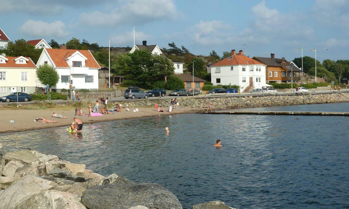Det er strand og fine bademuligheter i Grebbestad.