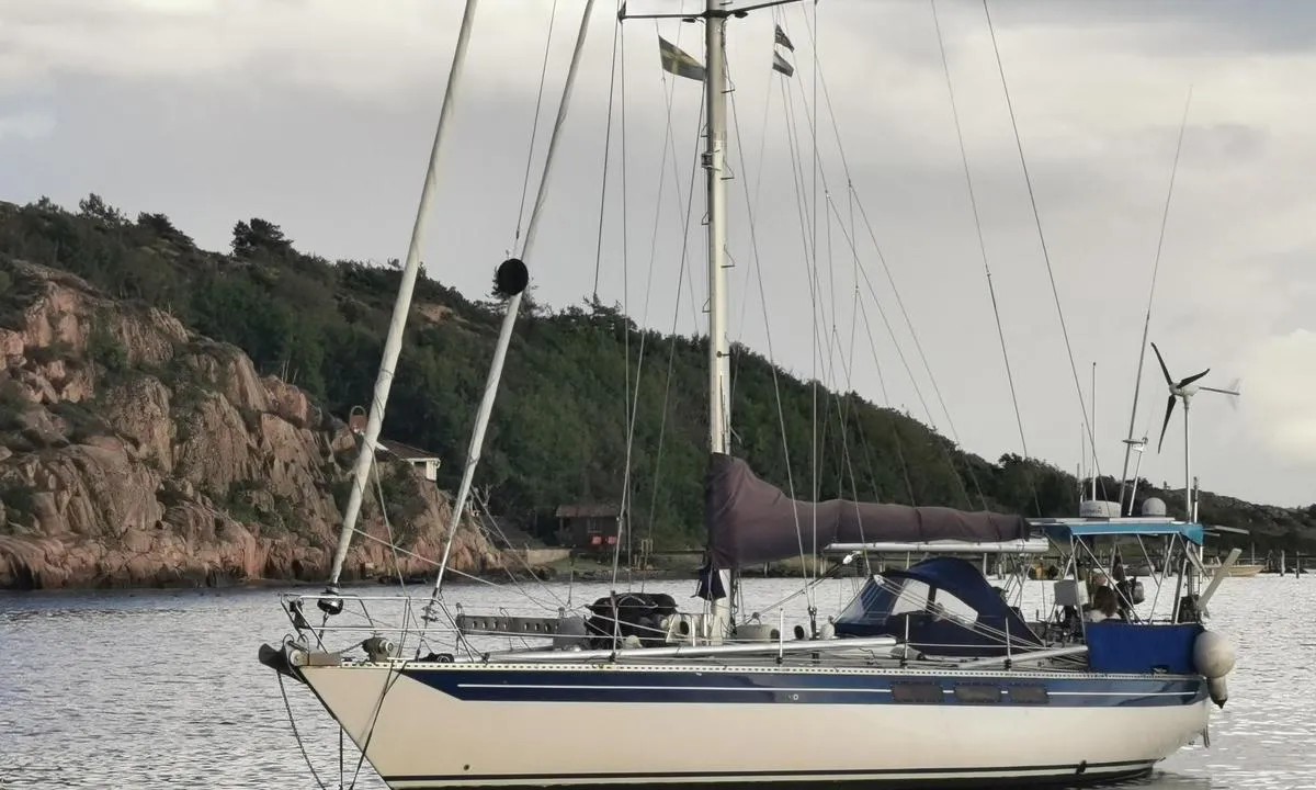Grebbestad svaiplass: {"base": "no", "no": "Norske Visaya p\u00e5 svai bak oss.\r\nFin plass, og kort til byen.", "se": "Norska Visaya p\u00e5 svaj bakom oss. Fin plats, och kort till staden.", "en": "Norwegian Visaya anchored behind us. Nice spot, and a short distance to the city.", "da": "Norske Visaya p\u00e5 svaj bag os.<br>Fin plads, og kort til byen."}