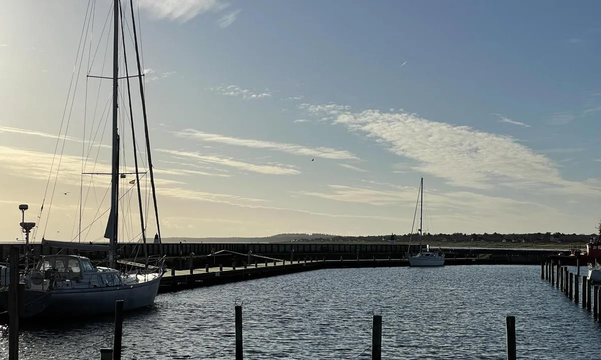 Grenaa Marina: {"base": "no", "no": "Longside fort\u00f8yning for st\u00f8rre b\u00e5ter, 14-16m. \r\nVar ikke akkurt k\u00f8 da jeg var der i slutten av november, s\u00e5 tok sjansen selv med liten b\u00e5t.", "se": "L\u00e5ngsides f\u00f6rt\u00f6jning f\u00f6r st\u00f6rre b\u00e5tar, 14-16m.<br>Var ingen k\u00f6 n\u00e4r jag var d\u00e4r i slutet av november, s\u00e5 tog chansen sj\u00e4lv med liten b\u00e5t.", "en": "Alongside mooring for larger boats, 14-16m. There wasn't exactly a queue when I was there at the end of November, so I took the chance even with a small boat.", "da": "Langskibs fort\u00f8jning for st\u00f8rre b\u00e5de, 14-16m. Der var ikke akkurat k\u00f8, da jeg var der i slutningen af november, s\u00e5 tog chancen selv med en lille b\u00e5d."}