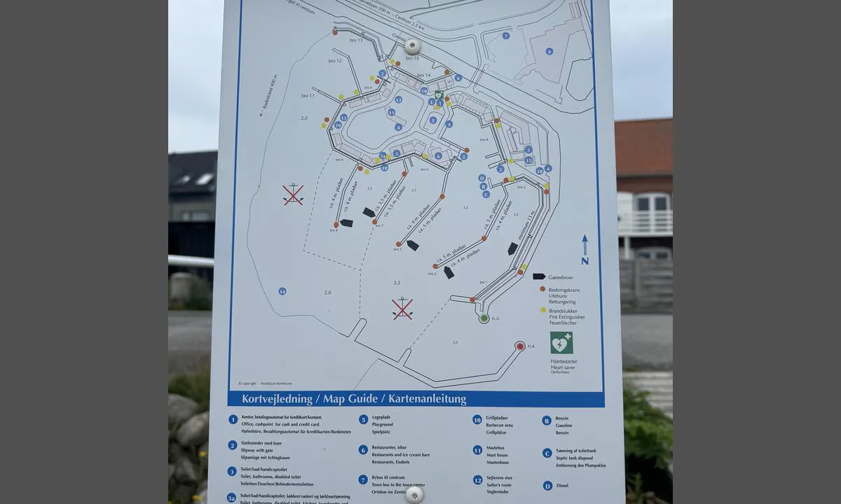 Grenaa Marina: {"base": "no", "no": "Havnekart med oversikt over bredde mellom pelene.", "se": "Hamnkarta med \u00f6versikt \u00f6ver bredden mellan p\u00e5larna.", "en": "Harbour chart with an overview of the width between the piles.", "da": "Havnekort med oversigt over bredden mellem p\u00e6lene."}