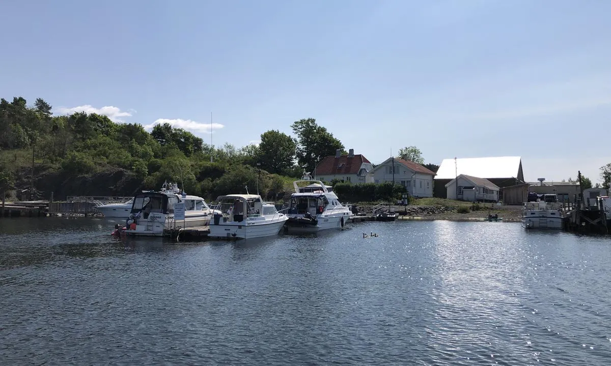 {"base": "no", "no": "I gjestehavna p\u00e5 Gressholmen fort\u00f8yer du mot en flytebrygge innerst i havna. Det er longside fort\u00f8ying.", "se": "I g\u00e4sthamnen p\u00e5 Gressholmen f\u00f6rt\u00f6jer du mot en flytbrygga l\u00e4ngst in i hamnen. Det \u00e4r l\u00e5ngsides f\u00f6rt\u00f6jning.", "en": "In the guest harbor at Gressholmen, you moor at a floating dock at the innermost part of the harbor. It is alongside mooring.", "da": "I g\u00e6stehavnen p\u00e5 Gressholmen fort\u00f8jer du ved en flydebro inderst i havnen. Der er langskibs fort\u00f8jning."}