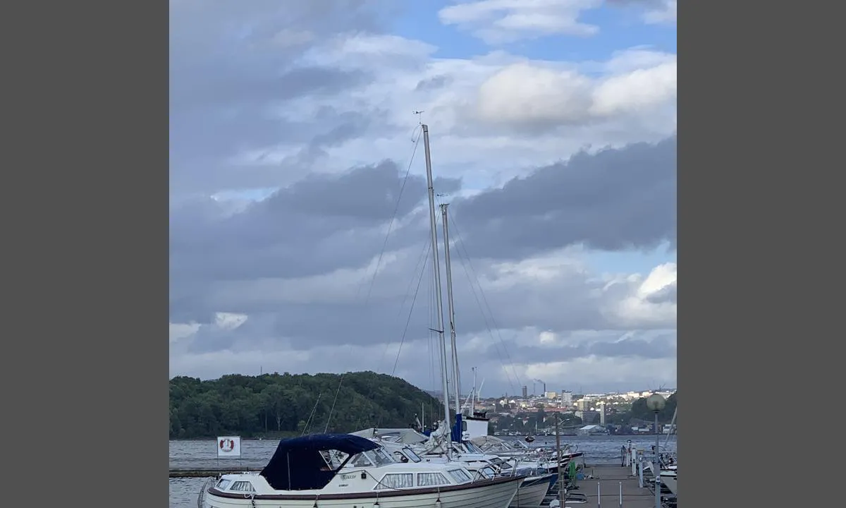 Gressholmen: {"base": "no", "no": "Utsikt fra gjestebrygge mot Oslo.", "se": "Utsikt fr\u00e5n g\u00e4stbryggan mot Oslo.", "en": "View from the guest pier towards Oslo.", "da": "Udsigt fra g\u00e6stebro mod Oslo."}