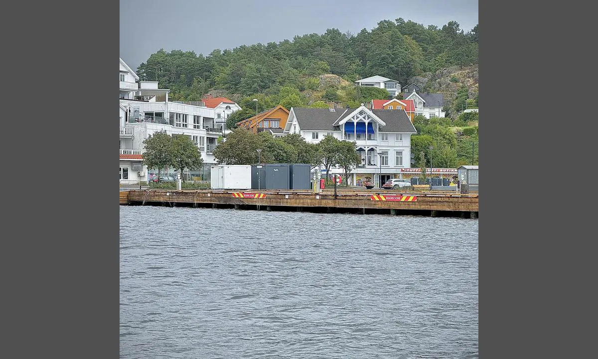 Grimstad Gjestehavn: {"base": "en", "no": "Den nye brygga er n\u00e5 tilgjengelig for bruk. Maksimal avstand mellom brannsikringssonene er 45 fot, unntatt helt ytterst p\u00e5 brygga.", "se": "Den nya piren \u00e4r nu tillg\u00e4nglig att anv\u00e4nda. Maximalt avst\u00e5nd mellan brandf\u00f6rebyggande zoner \u00e4r 45 fot, f\u00f6rutom l\u00e4ngst ut p\u00e5 piren.", "en": "The new pier is now available to use. The max distance between the fire precaution zones is 45 feet, except at the very end of the pier.", "da": "Den nye mole er nu tilg\u00e6ngelig til brug. Den maksimale afstand mellem brandforebyggelseszonerne er 45 fod, undtagen ved slutningen af molen."}