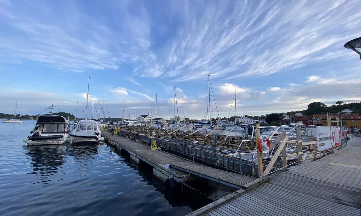 Gjestehavnen i Grimstad sommeren 2023.
Dampskibskaien er under rehabilitering, men det er lagt ut flytebrygger og kapasiteten intakt.
Alle servicefasiliteter tilgjengelig i provisoriske bygg.