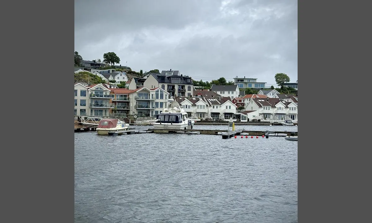 Grimstad Gjestehavn: {"base": "en", "no": "Brannsone p\u00e5 den \u00f8stlige flytebryggen.", "se": "Brandf\u00f6rebyggande zon p\u00e5 den \u00f6stra flytpontonen.", "en": "Fire-precaution zone on the eastern floating pontoon.", "da": "Brandforebyggelseszone p\u00e5 den \u00f8stlige flydeponton."}