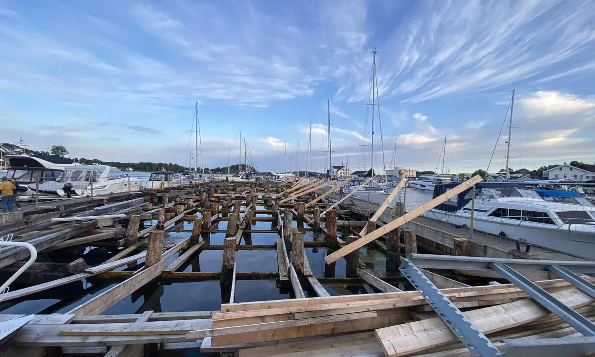 {"base": "no", "no": "Gjestehavnen i Grimstad sommeren 2023.\r\nDampskibskaien er under rehabilitering, men det er lagt ut flytebrygger og kapasiteten intakt.\r\nAlle servicefasiliteter tilgjengelig i provisoriske bygg.", "se": "G\u00e4sthamnen i Grimstad sommaren 2023. Dampskibsbryggan \u00e4r under renovering, men flytbryggor har lagts ut och kapaciteten \u00e4r intakt. Alla servicefaciliteter finns tillg\u00e4ngliga i provisoriska byggnader.", "en": "Guest harbour in Grimstad summer 2023. The steamship dock is under rehabilitation, but floating docks have been installed and capacity is intact. All service facilities available in temporary buildings.", "da": "G\u00e6stehavnen i Grimstad sommeren 2023.<br>Dampskibskajen er under rehabilitering, men der er lagt ud flydebroer og kapaciteten intakt.<br>Alle servicefaciliteter tilg\u00e6ngelige i midlertidige bygninger."}