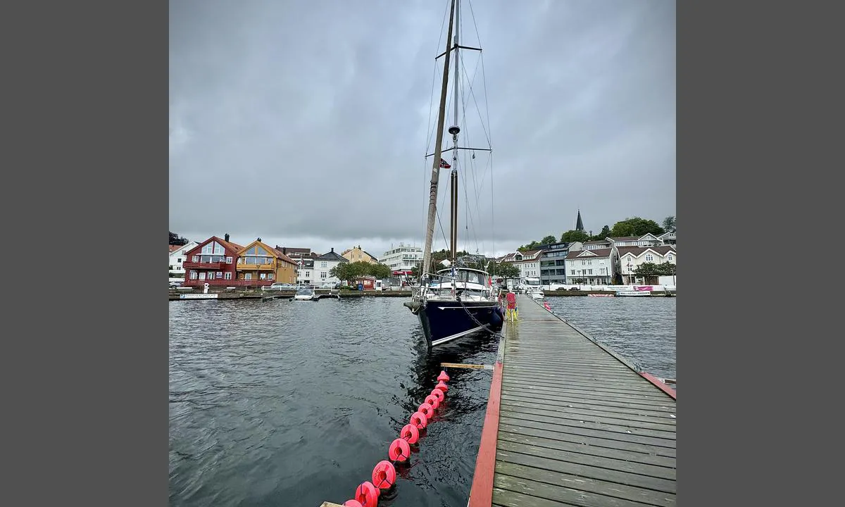 Grimstad Gjestehavn: {"base": "en", "no": "P\u00e5 grunn av de flere brannforebyggende sonene er det mindre plass p\u00e5 den vestlige flytebryggen enn man kanskje tror. For informasjon, det er omtrent 16-17 meter mellom hver sone, og hver sone er omtrent 3 meter lang.", "se": "P\u00e5 grund av de flera brandf\u00f6rebyggande zonerna finns det mindre utrymme p\u00e5 den v\u00e4stra flytpontonen \u00e4n man kanske tror. F\u00f6r information, det \u00e4r cirka 16-17 meter mellan varje zon och varje zon \u00e4r cirka 3 meter l\u00e5ng.", "en": "Because of the multiple fire precaution zones, there\u2019s less room on the western floating pontoon than one might think. For info, there\u2019s about 16-17 meters between each zone and each zone is about 3 meters long.", "da": "P\u00e5 grund af de mange brandv\u00e6rnszoner er der mindre plads p\u00e5 den vestlige flydende ponton, end man skulle tro. Til information er der cirka 16-17 meter mellem hver zone, og hver zone er cirka 3 meter lang."}