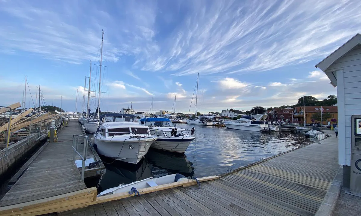 {"base": "no", "no": "Gjestehavnen i Grimstad sommeren 2023.\r\nDampskibskaien er under rehabilitering, men det er lagt ut flytebrygger og kapasiteten intakt.\r\nAlle servicefasiliteter tilgjengelig i provisoriske bygg.", "se": "G\u00e4sthamnen i Grimstad sommaren 2023. <br>Dampskibskaien \u00e4r under reparation, men det har lagts ut flytbryggor och kapaciteten \u00e4r intakt. <br>Alla servicefaciliteter tillg\u00e4ngliga i provisoriska byggnader.", "en": "Guest harbor in Grimstad summer 2023. The steamship dock is under rehabilitation, but floating docks have been laid out and capacity is intact. All service facilities available in temporary buildings.", "da": "G\u00e6stehavnen i Grimstad sommeren 2023.<br/>Dampskibskajen er under rehabilitering, men der er lagt ud flydebroer og kapaciteten intakt.<br/>Alle servicefaciliteter tilg\u00e6ngelige i midlertidige bygninger."}