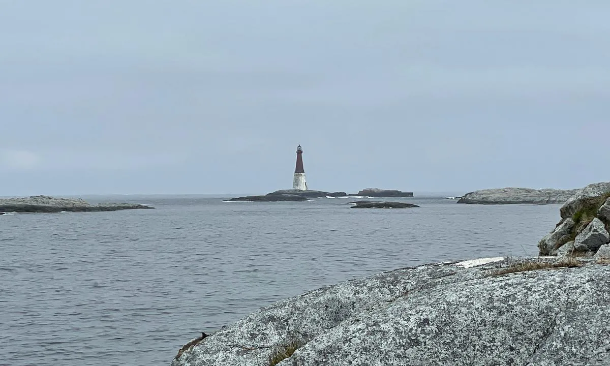 Grip fyr, bygget mellom 1885 og 1888. 44m høyt, automatisert fra 1977.

Det tok fire somrer å bygge Grip fyr på den meget værharde Bratthårskollen, som kan bli overskyllet av havet når været er dårlig.