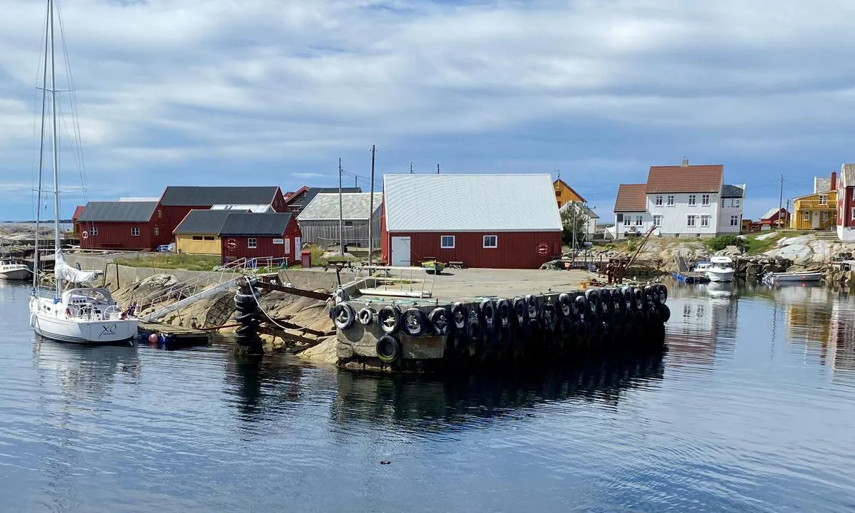Grip: {"base": "no", "no": "2,5m dybde ved flytebrygga ved fj\u00e6re sj\u00f8.", "se": "2,5 m djup vid flytbryggan vid l\u00e5gvatten.", "en": "2.5m depth at the floating dock at low tide.", "da": "2,5 m dybde ved flydebroen ved lavvande."}