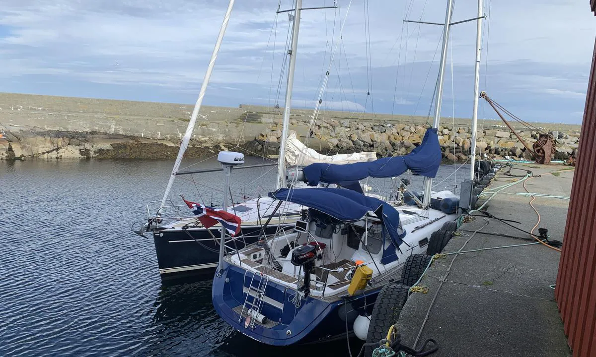 Grip: Det går fint å legg til på
kaien, innenfor der rutebåten legger til. Også flere flytebrygger tilgjengelig, i tillegg til den som ligger om babord når man kommer innenfor moloen. Kart over tilgjengelig flytebrygger er slått opp på kaia.