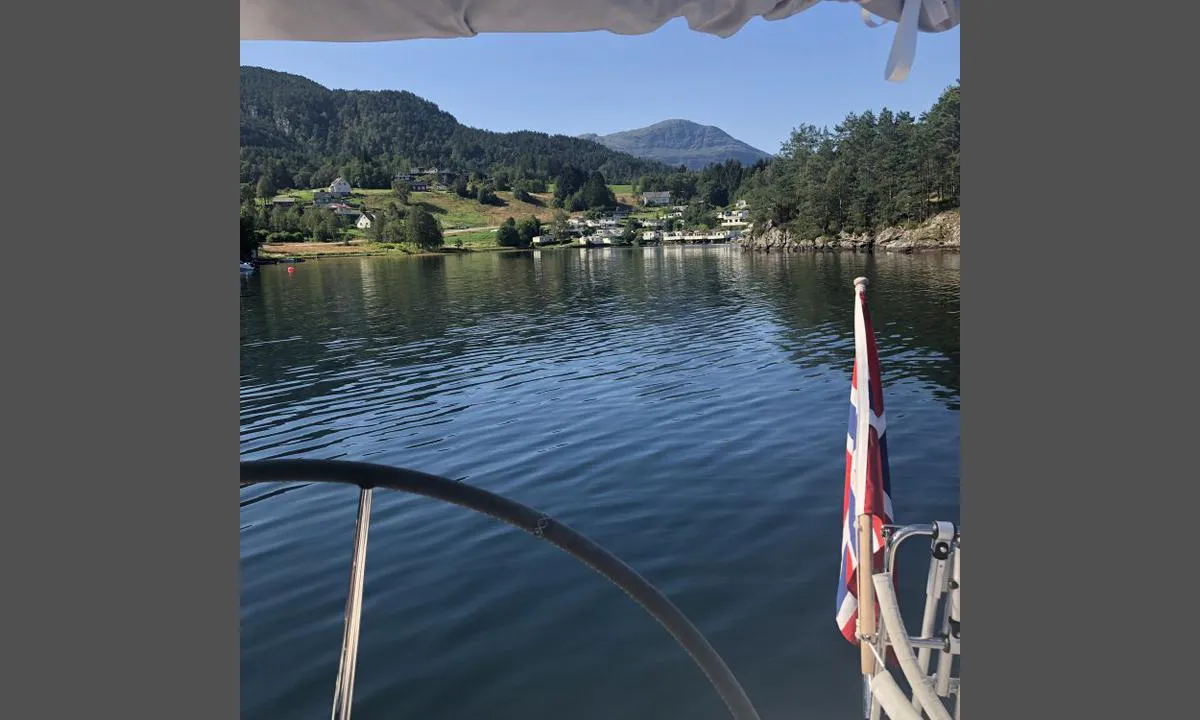 Late dager på svai i Gripnesvågen. Campingplass i bakgrunnen.