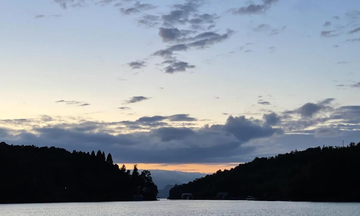 Innseilingen i Gripnesvågen en fin sommernatt.