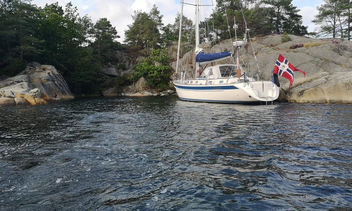 Grisøya: {"base": "no", "no": "I den lille kilen nord for Gris\u00f8ya i Blindleia kan du fort\u00f8ye longside mot berget.", "se": "I den lilla kilen norr om Gris\u00f8ya i Blindleia kan du f\u00f6rt\u00f6ja l\u00e5ngsides mot berget.", "en": "In the small inlet north of Gris\u00f8ya in Blindleia, you can moor alongside the rock.", "da": "I den lille vig nord for Gris\u00f8ya i Blindleia kan du fort\u00f8je langs med klippen."}