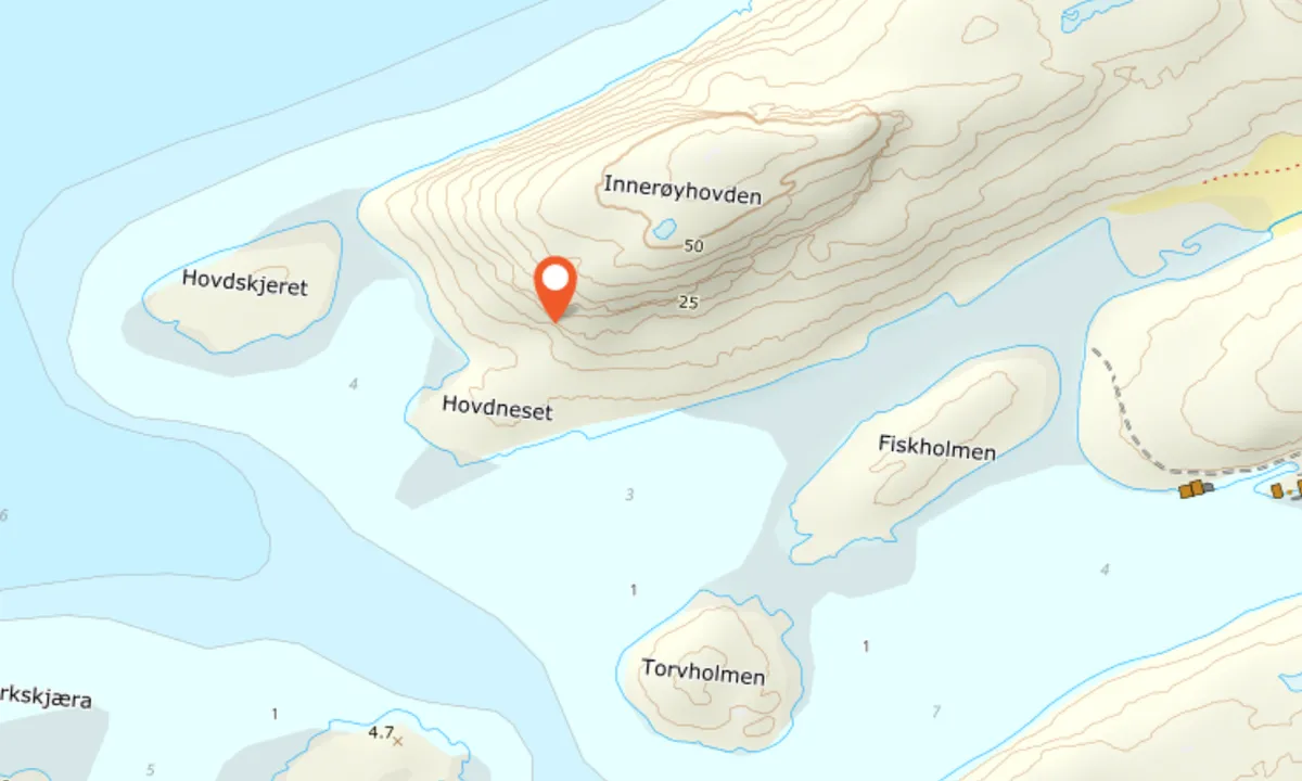 Grisvågen - Indre Skjervøya: {"base": "no", "no": "Mark\u00f8ren viser hvor Skipshalling ligger. P\u00e5 fj\u00e6re sj\u00f8 kan man g\u00e5 over ved Fiskholmen. Det er en utydelig sti som begynner i ura inne ved skrotet p\u00e5 standa. Ganske enkel tur ut til hula. Det er ogs\u00e5 mulig \u00e5 g\u00e5 opp til Inner\u00f8yhovden for \u00e5 nyte utsikten. Der har noen satt ut en benk for to p\u00e5 toppen.", "se": "Mark\u00f6ren visar var Skipshalling ligger. Vid l\u00e5gvatten kan man g\u00e5 \u00f6ver vid Fiskholmen. Det finns en otydlig stig som b\u00f6rjar vid gruset p\u00e5 stranden. Ganska enkel tur ut till grottan. Det \u00e4r ocks\u00e5 m\u00f6jligt att g\u00e5 upp till Inner\u00f8yhovden f\u00f6r att njuta av utsikten. D\u00e4r har n\u00e5gon satt ut en b\u00e4nk f\u00f6r tv\u00e5 p\u00e5 toppen.", "en": "The marker shows where Skipshalling is located. At low tide, you can walk over to Fiskholmen. There is an indistinct path that starts in the scree near the debris on the beach. It is quite an easy hike out to the cave. It is also possible to hike up to Inner\u00f8yhovden to enjoy the view. Someone has placed a bench for two at the top.", "da": "Mark\u00f8ren viser, hvor Skibssamlingen ligger. Ved lavvande kan man g\u00e5 over ved Fiskholmen. Der er en utydelig sti, som begynder i ura ved skrotet p\u00e5 stranden. Ganske enkel tur ud til hulen. Det er ogs\u00e5 muligt at g\u00e5 op til Inner\u00f8yhovden for at nyde udsigten. Der har nogen sat en b\u00e6nk for to p\u00e5 toppen.", "fr": "Le marqueur indique l'emplacement de Skipshalling. \u00c0 mar\u00e9e basse, on peut traverser vers Fiskholmen. Un sentier peu visible commence parmi les rochers pr\u00e8s des d\u00e9bris sur la plage. La promenade jusqu'\u00e0 la grotte est assez simple. Il est \u00e9galement possible de monter jusqu'\u00e0 Inner\u00f8yhovden pour profiter de la vue. L\u00e0-haut, quelqu'un a plac\u00e9 un banc pour deux personnes au sommet.", "de": "Die Markierung zeigt, wo Skipshalling liegt. Bei Ebbe kann man \u00fcber Fiskholmen gehen. Es gibt einen unklaren Pfad, der im Ger\u00f6ll am Ufer beginnt. Ein ziemlich einfacher Ausflug zur H\u00f6hle. Es ist auch m\u00f6glich, zum Inner\u00f8yhovden aufzusteigen, um die Aussicht zu genie\u00dfen. Dort hat jemand eine Bank f\u00fcr zwei Personen aufgestellt.", "es": "El marcador muestra d\u00f3nde se encuentra Skipshaller. En marea baja, se puede pasar por Fiskholmen. Hay un sendero poco claro que comienza en el pedregal, junto a los restos en la playa. Es una caminata bastante sencilla hasta la cueva. Tambi\u00e9n es posible subir a Inner\u00f8yhovden para disfrutar de la vista. All\u00ed, alguien ha colocado un banco para dos en la cima.", "it": "Il marcatore mostra dove si trova Skipshalling. Con la bassa marea si pu\u00f2 attraversare presso Fiskholmen. C'\u00e8 un sentiero poco chiaro che inizia tra le rocce vicino ai detriti sulla spiaggia. Una passeggiata abbastanza semplice verso la grotta. \u00c8 anche possibile salire fino a Inner\u00f8yhovden per godere della vista. L\u00e0, qualcuno ha messo una panchina per due sulla cima.", "pt": "O marcador mostra onde fica Skipshalling. Na mar\u00e9 baixa, \u00e9 poss\u00edvel atravessar at\u00e9 Fiskholmen. H\u00e1 um trilho pouco vis\u00edvel que come\u00e7a nos escombros da praia. \u00c9 uma caminhada bastante simples at\u00e9 a caverna. Tamb\u00e9m \u00e9 poss\u00edvel subir at\u00e9 Inner\u00f8yhovden para apreciar a vista. L\u00e1 algu\u00e9m colocou um banco para dois no topo.", "nl": "De markering toont waar Skipshalling ligt. Bij laagwater kan men oversteken bij Fiskholmen. Er is een onduidelijk pad dat begint bij het puin aan de strandzijde. Tamelijk eenvoudige tocht naar de grot. Het is ook mogelijk om naar boven te gaan naar Inner\u00f8yhovden om van het uitzicht te genieten. Daar heeft iemand een bankje voor twee personen bovenop geplaatst.", "pl": "Znacznik pokazuje, gdzie znajduje si\u0119 Skipshalling. Przy niskim stanie wody mo\u017cna przej\u015b\u0107 do Fiskholmen. Istnieje niejasna \u015bcie\u017cka, kt\u00f3ra zaczyna si\u0119 w urwisku blisko gruzu na pla\u017cy. Do\u015b\u0107 \u0142atwa wycieczka do jaskini. Mo\u017cna r\u00f3wnie\u017c wspi\u0105\u0107 si\u0119 na Inner\u00f8yhovden, aby cieszy\u0107 si\u0119 widokiem. Na g\u00f3rze kto\u015b ustawi\u0142 \u0142awk\u0119 dla dw\u00f3ch os\u00f3b.", "uk": "<p>\u041c\u0430\u0440\u043a\u0435\u0440 \u043f\u043e\u043a\u0430\u0437\u0443\u0454, \u0434\u0435 \u0437\u043d\u0430\u0445\u043e\u0434\u0438\u0442\u044c\u0441\u044f \u0428\u0456\u043f\u0441\u0433\u0430\u043b\u043b\u0456\u043d\u0433. \u041f\u0456\u0434 \u0447\u0430\u0441 \u0432\u0456\u0434\u043f\u043b\u0438\u0432\u0443 \u043c\u043e\u0436\u043d\u0430 \u043f\u0440\u043e\u0439\u0442\u0438 \u0434\u043e \u0424\u0456\u0441\u044c\u043a\u043e\u043b\u044c\u043c\u0435\u043d\u0430. \u0404 \u043d\u0435\u0432\u0438\u0440\u0430\u0437\u043d\u0430 \u0441\u0442\u0435\u0436\u043a\u0430, \u044f\u043a\u0430 \u043f\u043e\u0447\u0438\u043d\u0430\u0454\u0442\u044c\u0441\u044f \u0441\u0435\u0440\u0435\u0434 \u043a\u0430\u043c\u0456\u043d\u043d\u044f \u0431\u0456\u043b\u044f \u0443\u043b\u0430\u043c\u043a\u0456\u0432 \u043d\u0430 \u043f\u043b\u044f\u0436\u0456. \u0414\u043e\u0441\u0438\u0442\u044c \u043f\u0440\u043e\u0441\u0442\u0438\u0439 \u043f\u043e\u0445\u0456\u0434 \u0434\u043e \u043f\u0435\u0447\u0435\u0440\u0438. \u0422\u0430\u043a\u043e\u0436 \u043c\u043e\u0436\u043d\u0430 \u043f\u0456\u0434\u043d\u044f\u0442\u0438\u0441\u044f \u043d\u0430 \u0406\u043d\u043d\u0435\u0440\u0430\u0439\u0433\u043e\u0432\u0434\u0435\u043d, \u0449\u043e\u0431 \u043d\u0430\u0441\u043e\u043b\u043e\u0434\u0438\u0442\u0438\u0441\u044f \u043a\u0440\u0430\u0454\u0432\u0438\u0434\u043e\u043c. \u0422\u0430\u043c \u0445\u0442\u043e\u0441\u044c \u043f\u043e\u0441\u0442\u0430\u0432\u0438\u0432 \u043b\u0430\u0432\u043a\u0443 \u0434\u043b\u044f \u0434\u0432\u043e\u0445 \u043d\u0430 \u0432\u0435\u0440\u0448\u0438\u043d\u0456.</p>", "ro": "Indicatorul arat\u0103 unde se afl\u0103 Skipshalling. La mareea joas\u0103 se poate trece pe la Fiskholmen. Exist\u0103 o potec\u0103 neclar\u0103 care porne\u0219te de la bolovanii de pe plaj\u0103. Drumul spre pe\u0219ter\u0103 este destul de simplu. Este posibil, de asemenea, s\u0103 urci p\u00e2n\u0103 la Inner\u00f8yhovden pentru a te bucura de priveli\u0219te. Cineva a pus o banc\u0103 pentru dou\u0103 persoane \u00een v\u00e2rf.", "tr": "\u0130\u015faretleyici Skipshalling'in nerede oldu\u011funu g\u00f6sterir. D\u00fc\u015f\u00fck gelgitte Fiskholmen'e ge\u00e7ebilirsiniz. Kumsalda enkaz\u0131n yan\u0131nda kayal\u0131klarda ba\u015flayan belirsiz bir patika var. Ma\u011faraya gitmek olduk\u00e7a basit. Inner\u00f8yhovden'a \u00e7\u0131karak manzaran\u0131n tad\u0131n\u0131 \u00e7\u0131karmak da m\u00fcmk\u00fcnd\u00fcr. Orada birisi tepeye iki ki\u015filik bir bank yerle\u015ftirmi\u015f.", "el": "\u039f \u03b4\u03b5\u03af\u03ba\u03c4\u03b7\u03c2 \u03b4\u03b5\u03af\u03c7\u03bd\u03b5\u03b9 \u03c0\u03bf\u03cd \u03b2\u03c1\u03af\u03c3\u03ba\u03b5\u03c4\u03b1\u03b9 \u03c4\u03bf Skipshalling. \u03a3\u03c4\u03b7\u03bd \u03ac\u03bc\u03c0\u03c9\u03c4\u03b7, \u03bc\u03c0\u03bf\u03c1\u03b5\u03af \u03ba\u03b1\u03bd\u03b5\u03af\u03c2 \u03bd\u03b1 \u03c0\u03b5\u03c1\u03ac\u03c3\u03b5\u03b9 \u03b1\u03c0\u03cc \u03c4\u03bf Fiskholmen. \u03a5\u03c0\u03ac\u03c1\u03c7\u03b5\u03b9 \u03ad\u03bd\u03b1 \u03b1\u03c3\u03b1\u03c6\u03ad\u03c2 \u03bc\u03bf\u03bd\u03bf\u03c0\u03ac\u03c4\u03b9 \u03c0\u03bf\u03c5 \u03be\u03b5\u03ba\u03b9\u03bd\u03ac \u03b1\u03c0\u03cc \u03c4\u03b1 \u03b5\u03c1\u03b5\u03af\u03c0\u03b9\u03b1 \u03c3\u03c4\u03b7\u03bd \u03c0\u03b1\u03c1\u03b1\u03bb\u03af\u03b1. \u0395\u03af\u03bd\u03b1\u03b9 \u03bc\u03b9\u03b1 \u03b1\u03c1\u03ba\u03b5\u03c4\u03ac \u03b1\u03c0\u03bb\u03ae \u03b4\u03b9\u03b1\u03b4\u03c1\u03bf\u03bc\u03ae \u03bc\u03ad\u03c7\u03c1\u03b9 \u03c4\u03b7 \u03c3\u03c0\u03b7\u03bb\u03b9\u03ac. \u0395\u03af\u03bd\u03b1\u03b9 \u03b5\u03c0\u03af\u03c3\u03b7\u03c2 \u03b4\u03c5\u03bd\u03b1\u03c4\u03cc \u03bd\u03b1 \u03b1\u03bd\u03ad\u03b2\u03b5\u03b9 \u03ba\u03b1\u03bd\u03b5\u03af\u03c2 \u03c3\u03c4\u03bf Inner\u00f8yhovden \u03b3\u03b9\u03b1 \u03bd\u03b1 \u03b1\u03c0\u03bf\u03bb\u03b1\u03cd\u03c3\u03b5\u03b9 \u03c4\u03b7 \u03b8\u03ad\u03b1. \u0395\u03ba\u03b5\u03af \u03ba\u03ac\u03c0\u03bf\u03b9\u03bf\u03b9 \u03ad\u03c7\u03bf\u03c5\u03bd \u03c4\u03bf\u03c0\u03bf\u03b8\u03b5\u03c4\u03ae\u03c3\u03b5\u03b9 \u03ad\u03bd\u03b1 \u03c0\u03b1\u03b3\u03ba\u03ac\u03ba\u03b9 \u03b3\u03b9\u03b1 \u03b4\u03cd\u03bf \u03c3\u03c4\u03b7\u03bd \u03ba\u03bf\u03c1\u03c5\u03c6\u03ae.", "cs": "Zna\u010dka ukazuje, kde se nach\u00e1z\u00ed Skipshalling. Za n\u00edzk\u00e9ho p\u0159\u00edlivu se d\u00e1 p\u0159ej\u00edt p\u0159es Fiskholmen. Je tam nejasn\u00e1 stezka, kter\u00e1 za\u010d\u00edn\u00e1 v suti u skarpy na pl\u00e1\u017ei. Je to pom\u011brn\u011b snadn\u00e1 t\u00fara k jeskyni. Je tak\u00e9 mo\u017en\u00e9 vyj\u00edt na Inner\u00f8yhovden a vychutnat si v\u00fdhled. N\u011bkdo tam naho\u0159e um\u00edstil lavi\u010dku pro dva.", "hu": "A jelz\u0151 mutatja, hol tal\u00e1lhat\u00f3 a Skipshalling. Ap\u00e1ly idej\u00e9n \u00e1t lehet menni a Fiskholmen-n\u00e9l. Van egy hom\u00e1lyos \u00f6sv\u00e9ny, amely a parton l\u00e9v\u0151 t\u00f6rmel\u00e9kn\u00e9l kezd\u0151dik. Egyszer\u0171 t\u00fara a barlanghoz. Lehets\u00e9ges felmenni az Inner\u00f8yhovden-re is, hogy \u00e9lvezz\u00fck a kil\u00e1t\u00e1st. Ott valaki elhelyezett egy k\u00e9tszem\u00e9lyes padot a tetej\u00e9n.", "fi": "Merkki osoittaa, miss\u00e4 Skipshalling sijaitsee. Matalan veden aikaan voi k\u00e4vell\u00e4 Fiskholmenille. Ep\u00e4selv\u00e4 polku alkaa kivikosta rannan romujen kohdalta. Melko helppo reitti luolalle. On my\u00f6s mahdollista kiivet\u00e4 Inner\u00f8yhovdenille ihailemaan n\u00e4kym\u00e4\u00e4. Siell\u00e4 joku on asettanut penkin kahdelle huipulle.", "bg": "\u041c\u0430\u0440\u043a\u0435\u0440\u044a\u0442 \u043f\u043e\u043a\u0430\u0437\u0432\u0430 \u043a\u044a\u0434\u0435 \u0441\u0435 \u043d\u0430\u043c\u0438\u0440\u0430 Skipshalling. \u041f\u0440\u0438 \u043e\u0442\u043b\u0438\u0432 \u043c\u043e\u0436\u0435 \u0434\u0430 \u0441\u0435 \u043f\u0440\u0435\u043c\u0438\u043d\u0435 \u043f\u0440\u0435\u0437 Fiskholmen. \u0418\u043c\u0430 \u043d\u0435\u044f\u0441\u043d\u0430 \u043f\u044a\u0442\u0435\u043a\u0430, \u043a\u043e\u044f\u0442\u043e \u0437\u0430\u043f\u043e\u0447\u0432\u0430 \u0432 \u043a\u0430\u043c\u044a\u043d\u0438\u0442\u0435 \u0434\u043e \u0431\u043e\u043a\u043b\u0443\u043a\u0430 \u043d\u0430 \u043f\u043b\u0430\u0436\u0430. \u0414\u043e\u0441\u0442\u0430 \u043b\u0435\u0441\u043d\u0430 \u0440\u0430\u0437\u0445\u043e\u0434\u043a\u0430 \u0434\u043e \u043f\u0435\u0449\u0435\u0440\u0430\u0442\u0430. \u0412\u044a\u0437\u043c\u043e\u0436\u043d\u043e \u0435 \u0441\u044a\u0449\u043e \u0442\u0430\u043a\u0430 \u0434\u0430 \u0441\u0435 \u0438\u0437\u043a\u0430\u0447\u0438\u0442\u0435 \u0434\u043e Inner\u00f8yhovden, \u0437\u0430 \u0434\u0430 \u0441\u0435 \u043d\u0430\u0441\u043b\u0430\u0434\u0438\u0442\u0435 \u043d\u0430 \u0433\u043b\u0435\u0434\u043a\u0430\u0442\u0430. \u0422\u0430\u043c \u043d\u044f\u043a\u043e\u0439 \u0435 \u043f\u043e\u0441\u0442\u0430\u0432\u0438\u043b \u043f\u0435\u0439\u043a\u0430 \u0437\u0430 \u0434\u0432\u0430\u043c\u0430 \u043d\u0430 \u0432\u044a\u0440\u0445\u0430.", "sr": "\u041c\u0430\u0440\u043a\u0435\u0440 \u043f\u043e\u043a\u0430\u0437\u0443\u0458\u0435 \u0433\u0434\u0435 \u0441\u0435 \u043d\u0430\u043b\u0430\u0437\u0438 \u0428\u0438\u043f\u0448\u0430\u043b\u0438\u043d. \u0417\u0430 \u0432\u0440\u0435\u043c\u0435 \u043e\u0441\u0435\u043a\u0435, \u043c\u043e\u0436\u0435 \u0441\u0435 \u043f\u0440\u0435\u045b\u0438 \u043f\u0440\u0435\u043a\u043e \u0424\u0438\u0441\u043a\u0445\u043e\u043b\u043c\u0435\u043d\u0430. \u041f\u043e\u0441\u0442\u043e\u0458\u0438 \u043d\u0435\u0458\u0430\u0441\u043d\u0430 \u0441\u0442\u0430\u0437\u0430 \u043a\u043e\u0458\u0430 \u043f\u043e\u0447\u0438\u045a\u0435 \u0443 \u043a\u0430\u043c\u0435\u045a\u0443 \u0443 \u0431\u043b\u0438\u0437\u0438\u043d\u0438 \u043e\u043b\u0443\u043f\u0438\u043d\u0435 \u043d\u0430 \u043f\u043b\u0430\u0436\u0438. \u041f\u0440\u0438\u043b\u0438\u0447\u043d\u043e \u0458\u0435\u0434\u043d\u043e\u0441\u0442\u0430\u0432\u0430\u043d \u0438\u0437\u043b\u0435\u0442 \u0434\u043e \u043f\u0435\u045b\u0438\u043d\u0435. \u0422\u0430\u043a\u043e\u0452\u0435 \u0458\u0435 \u043c\u043e\u0433\u0443\u045b\u0435 \u043f\u043e\u043f\u0435\u0442\u0438 \u0441\u0435 \u0434\u043e \u0418\u043d\u043d\u0435\u0440\u0435\u0458\u0445\u043e\u0432\u0434\u0435\u043d\u0430 \u0434\u0430 \u0431\u0438 \u0441\u0435 \u0443\u0436\u0438\u0432\u0430\u043b\u043e \u0443 \u043f\u043e\u0433\u043b\u0435\u0434\u0443. \u0422\u0430\u043c\u043e \u0458\u0435 \u043d\u0435\u043a\u043e \u043f\u043e\u0441\u0442\u0430\u0432\u0438\u043e \u043a\u043b\u0443\u043f\u0443 \u0437\u0430 \u0434\u0432\u043e\u0458\u0435 \u043d\u0430 \u0432\u0440\u0445\u0443.", "et": "Mark\u00f6\u00f6r n\u00e4itab, kus asub laevasild. Madaliku ajal v\u00f5ib kalasaareni minna. Seal on n\u00e4htamatu rada, mis algab kaldal olevast kiviklibust. \u00dcsna lihtne matk koopani. Samuti on v\u00f5imalik minna Inner\u00f8yhovdeni, et nautida vaadet. Seal on keegi pannud kaks pinki tippu.", "lv": "<b>Mar\u0137ieris</b> nor\u0101da, kur atrodas Skipshalling. <b>Atpl\u016bdum\u0101</b> var p\u0101riet p\u0101ri pie Fiskholmen. Ir neizteikta taka, kas s\u0101kas no drup\u0101m pie krasta. Diezgan vienk\u0101r\u0161a pastaiga l\u012bdz alai. Ir ar\u012b iesp\u0113jams uzk\u0101pt l\u012bdz Inner\u00f8yhovden, lai baud\u012btu skatu. Tur aug\u0161\u0101 k\u0101ds ir uzst\u0101d\u012bjis solu diviem.", "lt": "\u017dymeklis rodo, kur yra Skipshalling. Per atosl\u016bg\u012f galima pereiti prie Fiskholmen. Prasideda nery\u0161kus takelis, kur\u012f galima rasti prie standos griuv\u0117si\u0173. Gana lengvas pasivaik\u0161\u010diojimas iki olos. Taip pat galima pakilti \u012f Inner\u00f8yhovden, norint pasim\u0117gauti vaizdu. Ten vir\u0161uje ka\u017ekas pastat\u0117 suoliuk\u0105 dviem."}