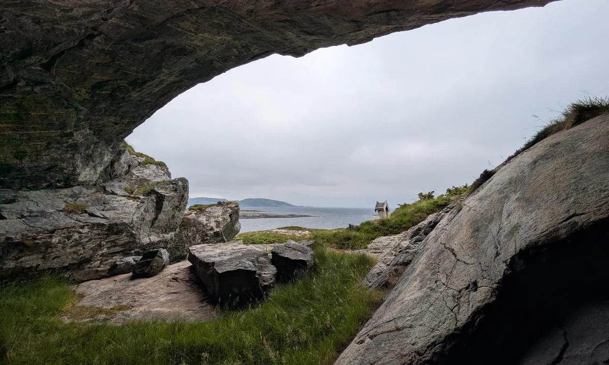 Fra Grisvågen er det en fin gåtur til Skipshallin:

"Høsten 1831 grunnstøtte den russiske skonnerten Onega utenfor Skjærvøya. Den var lastet med trelast. Skuta brakk i to. Skipperen, kona og barnet deres befant seg på akterskipet sammen med en del av mannskapet. De fikk laget en flåte av trelasten og gikk over på den, og noen av dem berget seg i land på Indre Skjærvøy. De overnattet i ei berghule som siden har fått navnet Skipshallin." (Kilde: https://www.osen.kommune.no/velkommen-til-vakre-osen/arrangementer-og-turmuligheter/kulturminneloyper/#faqsporsmal-826).