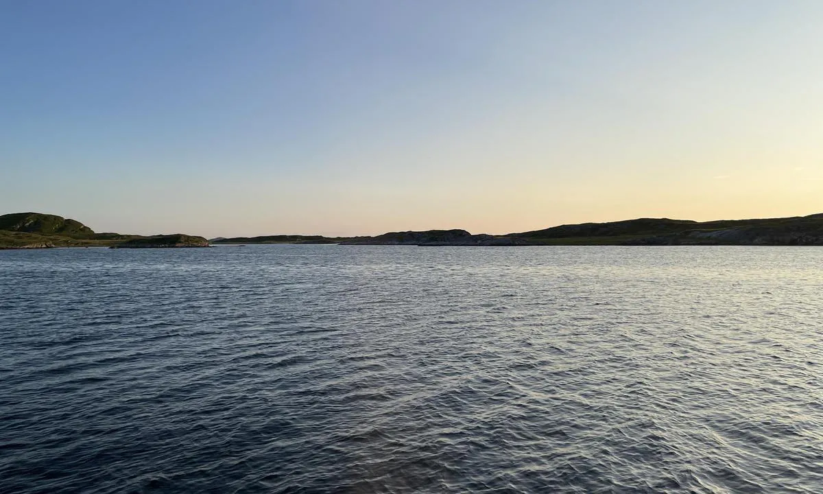 Grimsøya: {"base": "no", "no": "Lave holmer og skj\u00e6r mot vest.", "se": "L\u00e5ga holmar och sk\u00e4r mot v\u00e4st.", "en": "Low islets and skerries to the west.", "da": "Lave holme og sk\u00e6r mod vest."}