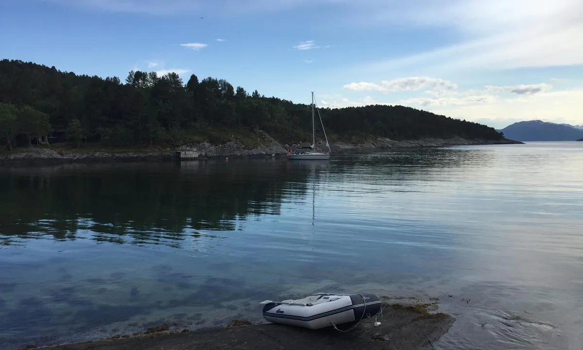 Hvalenbukta: {"base": "no", "no": "Fint \u00e5 ankre her. Godt feste.", "se": "Fint att ankra h\u00e4r. Bra f\u00e4ste.", "en": "Nice to anchor here. Good hold.", "da": "Fint at ankre her. Godt f\u00e6ste."}