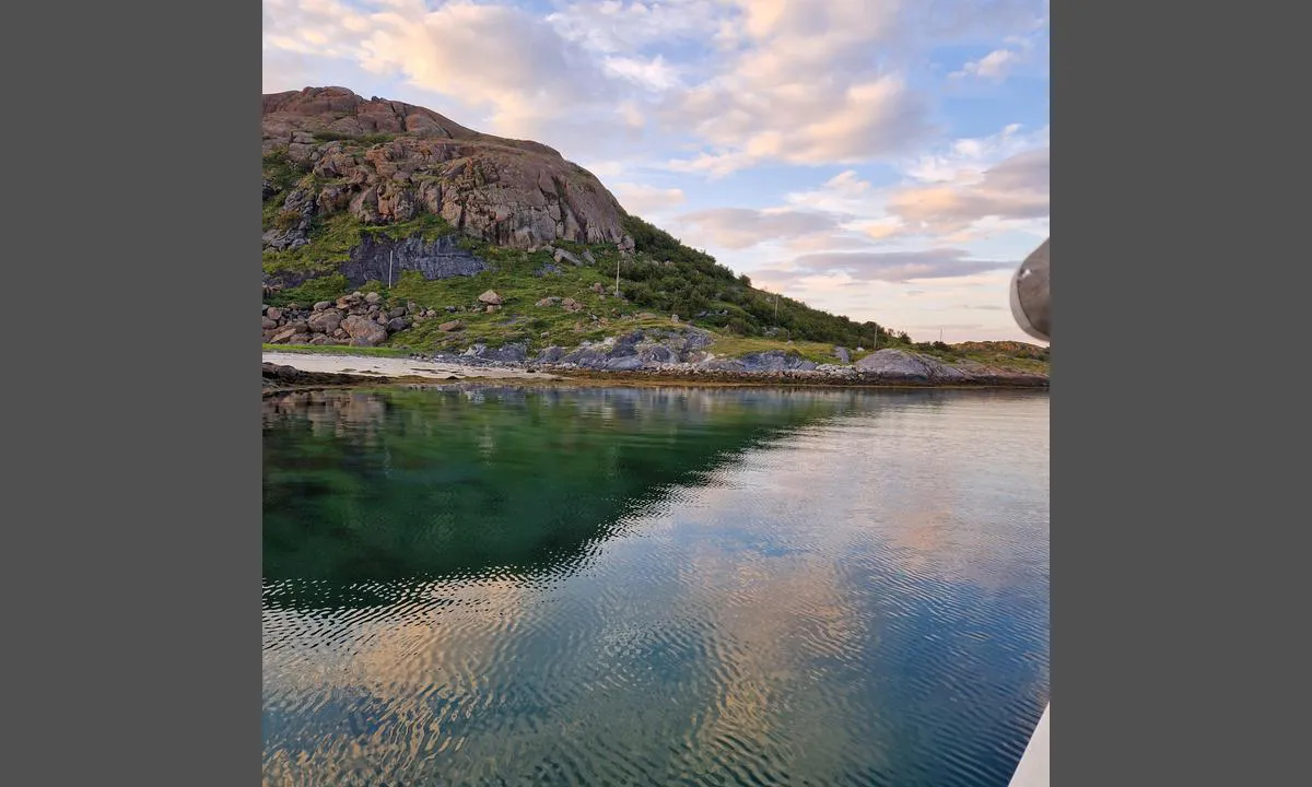 Grønnvikvågen: {"base": "no", "no": "Fort\u00f8yning i fast b\u00f8ye med kort vei inn til fin strand.", "se": "F\u00f6rt\u00f6jning vid fast boj med kort v\u00e4g in till fin strand.", "en": "Mooring to a fixed buoy with a short way to a nice beach.", "da": "Fort\u00f8jning i fast b\u00f8je med kort vej ind til fin strand."}