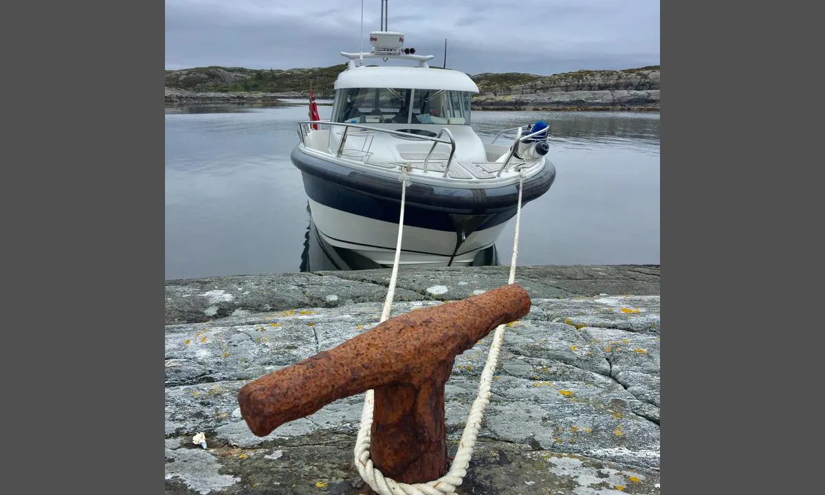 Grønøy Byrknesøy: {"base": "no", "no": "Fort\u00f8yningsbolter fra fiskefl\u00e5ten", "se": "F\u00f6rt\u00f6jningsbultar fr\u00e5n fiskeflottan", "en": "Mooring bolts from the fishing fleet", "da": "Fort\u00f8jningsbolte fra fiskefl\u00e5den"}