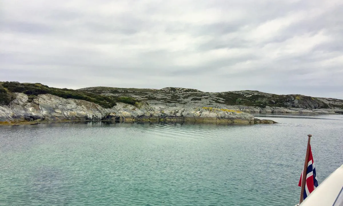 Grønøy Byrknesøy: {"base": "no", "no": "Lun bukt like innenfor.", "se": "Lugn vik strax innanf\u00f6r.", "en": "Sheltered bay just inside.", "da": "Lun bugt lige indenfor."}