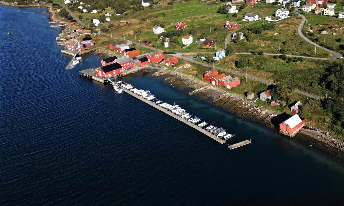 Grøtavær Båtforening: {"base": "no", "no": "Gr\u00f8tav\u00e6r Brygge, og Gr\u00f8tav\u00e6r B\u00e5tforenings annlegg med gjestebrygge. Tilgang til str\u00f8m og vann.", "se": "Gr\u00f8tav\u00e6r Brygga, och Gr\u00f8tav\u00e6r B\u00e5tf\u00f6renings anl\u00e4ggning med g\u00e4stbrygga. Tillg\u00e5ng till str\u00f6m och vatten.", "en": "Gr\u00f8tav\u00e6r Pier and Gr\u00f8tav\u00e6r Boat Association's facility with guest dock. Access to electricity and water.", "da": "Gr\u00f8tav\u00e6r Brygge, og Gr\u00f8tav\u00e6r B\u00e5dforenings anl\u00e6g med g\u00e6stebro. Adgang til str\u00f8m og vand."}