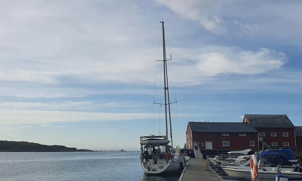 Grøtavær Båtforening: {"base": "no", "no": "Lang betongbrygge med str\u00f8m og vann. Litt \u00e5pent for vind fra V og N", "se": "L\u00e5ng betongbrygga med el och vatten. Lite \u00f6ppen f\u00f6r vind fr\u00e5n V och N", "en": "Long concrete pier with electricity and water. Slightly exposed to wind from W and N", "da": "Lang betonmole med str\u00f8m og vand. Noget \u00e5ben for vind fra V og N"}