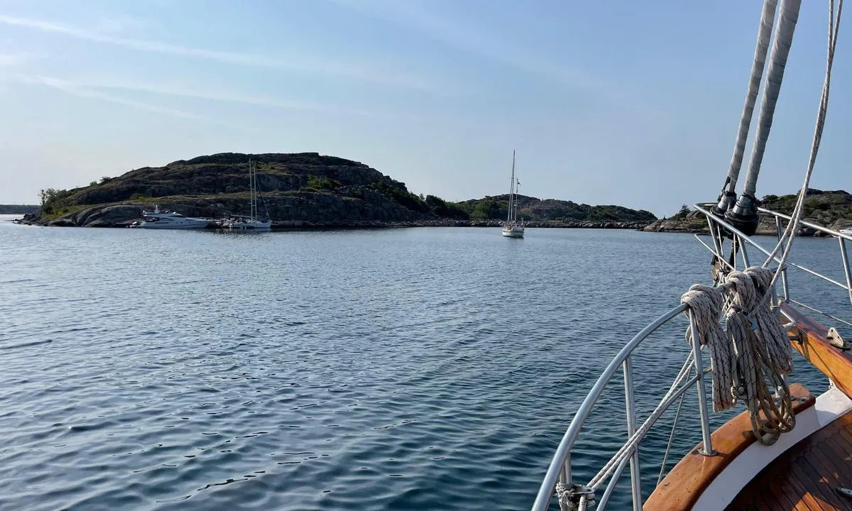 Grötö: {"base": "no", "no": "Bilde tatt mot s\u00f8r-\u00f8st. Det er mulig \u00e5 ligge p\u00e5 svai og inn mot \u00f8ya. Det er bolter i fjellet.", "se": "Bild tagen mot sydost. Det \u00e4r m\u00f6jligt att ankra och g\u00e5 in mot \u00f6n. Det finns bultar i berget.", "en": "<p>Photo taken towards the southeast. It is possible to anchor and approach the island. There are bolts in the rock.</p>", "da": "Billede taget mod syd\u00f8st. Det er muligt at ligge for svaj og ind mod \u00f8en. Der er bolte i klippen."}