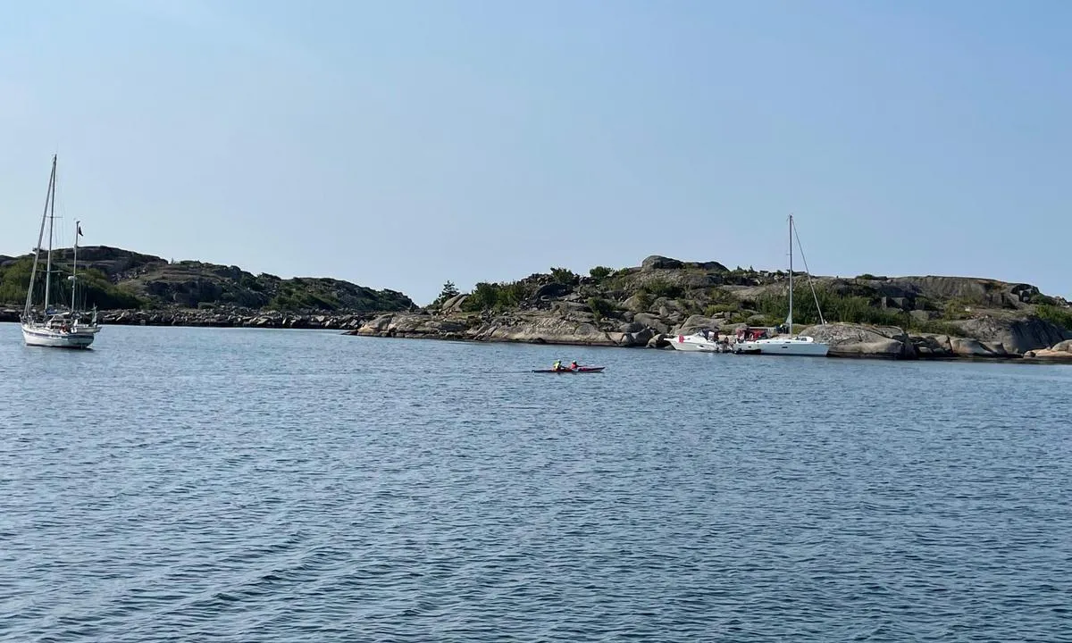 Grötö: {"base": "no", "no": "Bilde mot s\u00f8r. Det er mulig \u00e5 ligge inntil L\u00e4nsmannsholmen ogs\u00e5. Gir fint le for sydlige og syd-vestlige vinder.", "se": "Bild mot s\u00f6der. Det \u00e4r m\u00f6jligt att ligga intill L\u00e4nsmannsholmen ocks\u00e5. Ger fint l\u00e4 f\u00f6r sydliga och sydv\u00e4stliga vindar.", "en": "<img src='south_view'> It is possible to berth alongside L\u00e4nsmannsholmen as well. Provides good shelter from southern and south-westerly winds.", "da": "Billede mod syd. Det er muligt at ligge ved L\u00e4nsmannsholmen ogs\u00e5. Giver god ly for sydlige og sydvestlige vinde."}