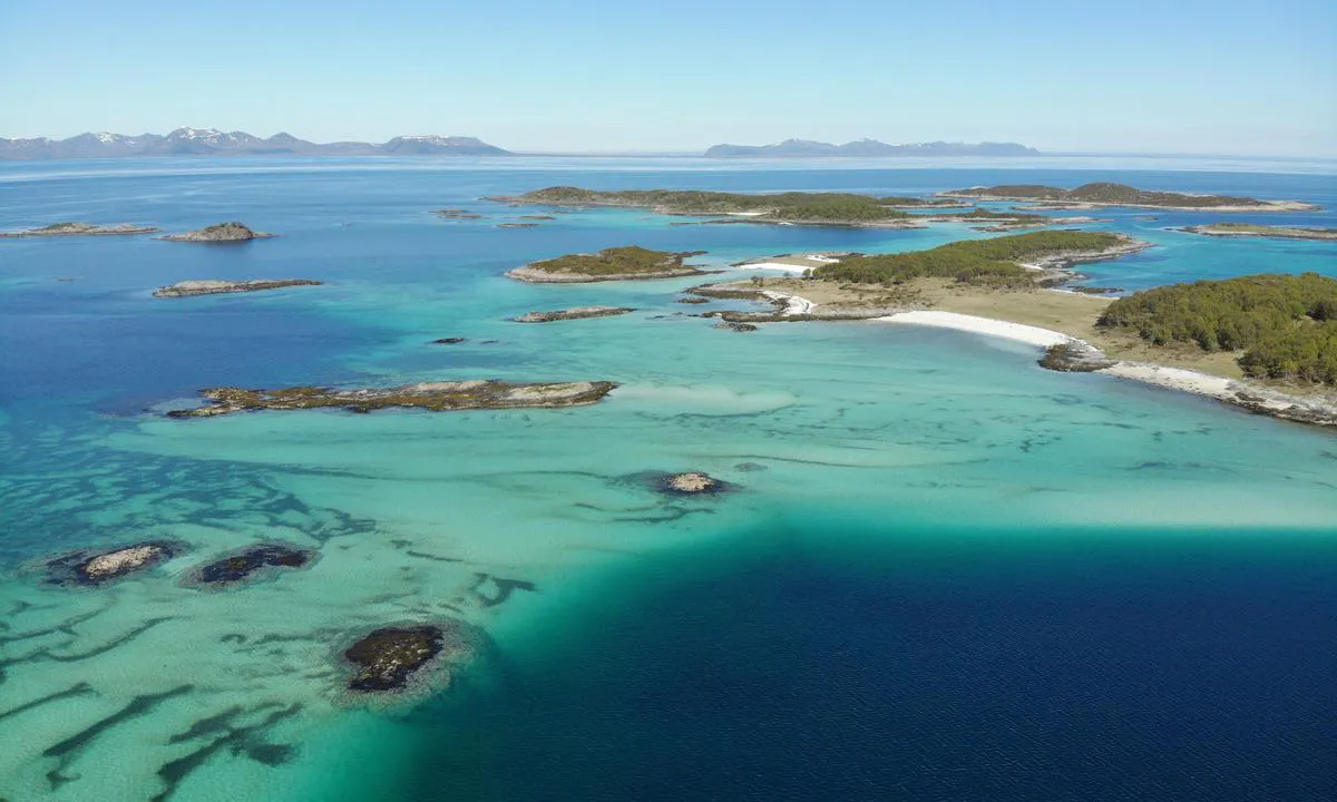 Grøtsundet: {"base": "no", "no": "Gr\u00f8tsundet naturhavn, ved Gr\u00f8tav\u00e6r.", "se": "Gr\u00f8tsundet naturhamn, vid Gr\u00f8tav\u00e6r.", "en": "Gr\u00f8tsundet natural harbour, near Gr\u00f8tav\u00e6r.", "da": "Gr\u00f8tsundet naturhavn, ved Gr\u00f8tav\u00e6r."}