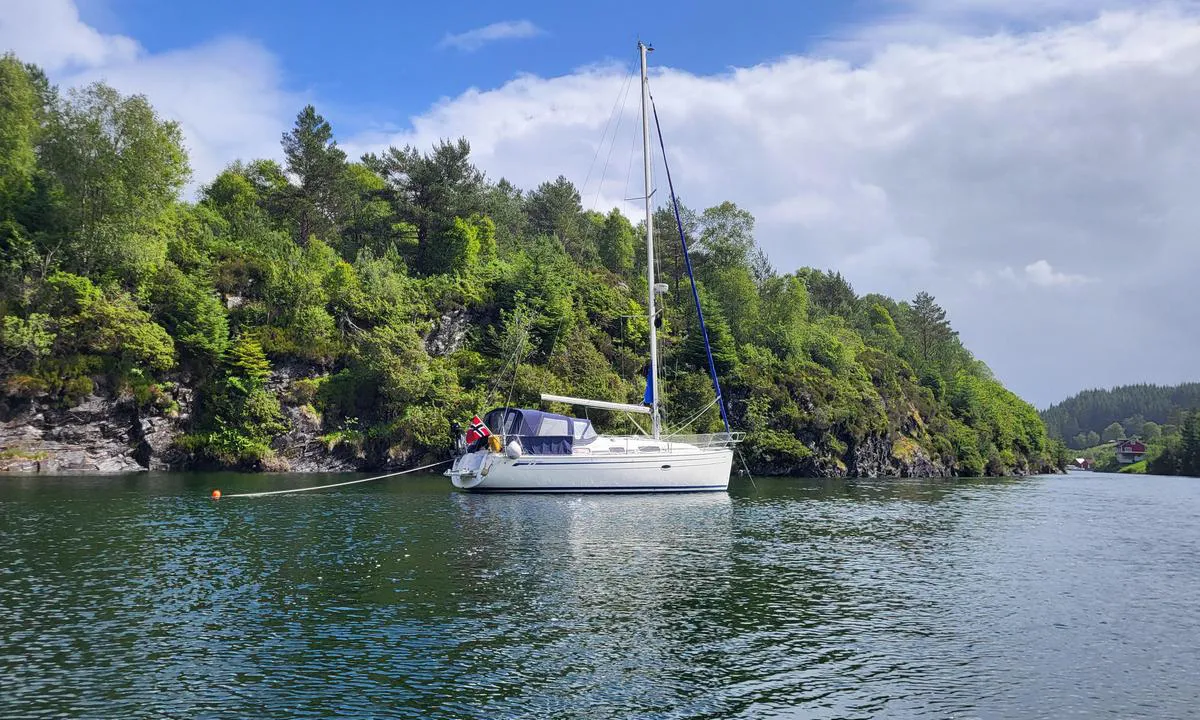 Grunnesund - Sæbøvågen: {"base": "no", "no": "For anker med tamp i land.", "se": "P\u00e5 ankare med tamp i land.", "en": "At anchor with a line ashore.", "da": "For anker med tamp i land.", "fr": "Au mouillage avec amarre \u00e0 terre.", "de": "Vor Anker mit Heckleine an Land.", "es": "Anclado con una cuerda en tierra.", "it": "Alla fonda con cima a terra.", "pt": "Ancorado com cabo em terra.", "nl": "Voor anker met landvasten aan wal.", "pl": "Na kotwicy z cum\u0105 na l\u0105dzie.", "uk": "\u041d\u0430 \u044f\u043a\u043e\u0440\u0456 \u0437\u0456 \u0448\u0432\u0430\u0440\u0442\u043e\u0432\u0438\u043c \u043d\u0430 \u0431\u0435\u0440\u0435\u0433.", "ro": "La ancor\u0103 cu cap\u0103tul legat de \u021b\u0103rm.", "tr": "K\u0131y\u0131ya ba\u011flayarak demirde.", "el": "\u039c\u03b5 \u03ac\u03b3\u03ba\u03c5\u03c1\u03b1 \u03ba\u03b1\u03b9 \u03c3\u03c7\u03bf\u03b9\u03bd\u03af \u03c3\u03c4\u03b5\u03c1\u03b5\u03c9\u03bc\u03ad\u03bd\u03bf \u03c3\u03c4\u03b7 \u03c3\u03c4\u03b5\u03c1\u03b9\u03ac.", "cs": "Na kotv\u011b s lanem na b\u0159ehu.", "hu": "Horgonyon \u00e9s partra k\u00f6tve.", "fi": "Ankkurissa k\u00f6ysi maihin.", "bg": "\u041d\u0430 \u043a\u043e\u0442\u0432\u0430 \u0441 \u0432\u044a\u0436\u0435 \u043a\u044a\u043c \u0431\u0440\u0435\u0433\u0430.", "sr": "Na sidru sa konopcem do obale.", "et": "Ankrus, ots maas.", "lv": "Ar enkuru un tauvu uz sauszemes.", "lt": "Inkaro teis\u0117 turint virv\u0119 sausumoje."}