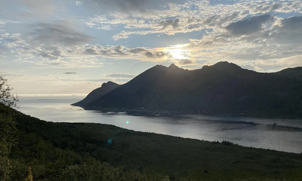 Grunnfarnes: {"base": "no", "no": "Fra veien bilde tatt mot havnen", "se": "Fr\u00e5n v\u00e4gen bild tagen mot hamnen", "en": "From the road, picture taken towards the harbour", "da": "Fra vejen billede taget mod havnen"}