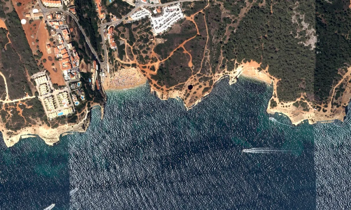 Flyfoto av Grutas de Benagil