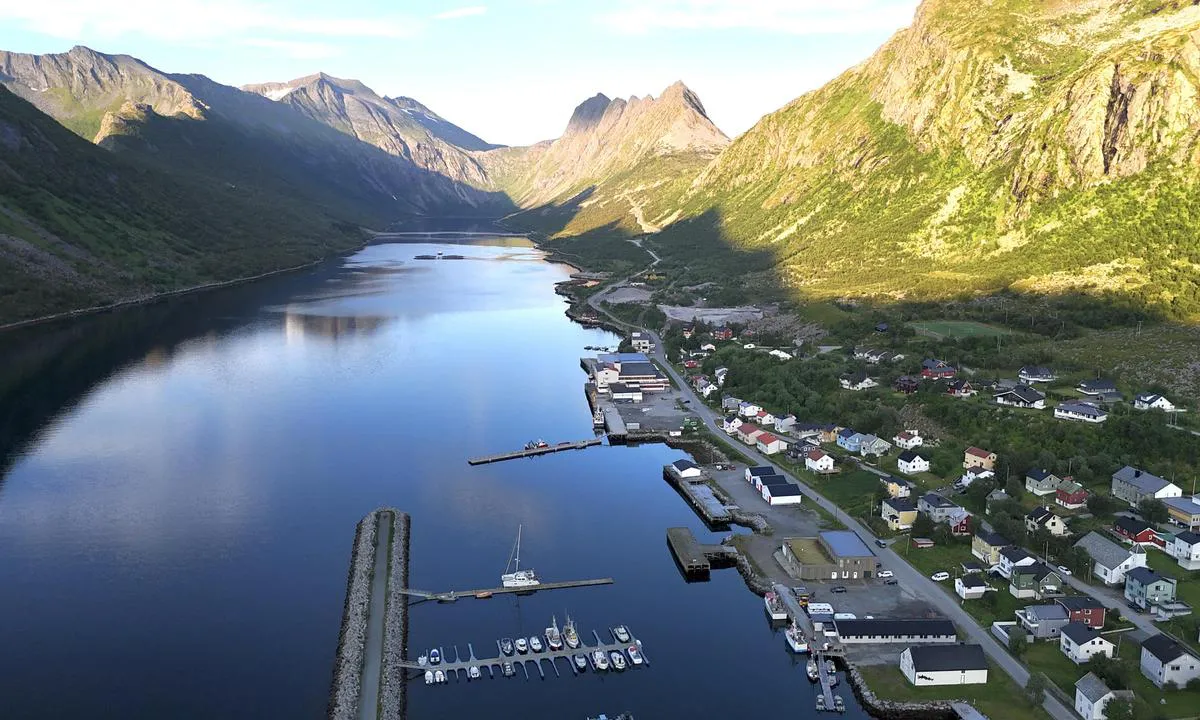 Gryllefjorden: {"base": "en", "no": "Vakre havn ved Senja-kysten. Vi kunne ikke finne en m\u00e5te \u00e5 bunkre vann og diesel p\u00e5. Vi brukte en dieselpumpe ment for biler og bar bensinkannene.", "se": "Vacker hamn vid Senjakusten. Vi kunde inte hitta ett s\u00e4tt att bunkra vatten och diesel. Vi anv\u00e4nde en dieselpump avsedd f\u00f6r bilar och bar dunkarna.", "en": "Beautiful harbour at the Senja coast. We could not find a way to bunker water and diesel. We used a diesel pomp meant for cars and carried the jerrycans.", "da": "Smuk havn ved Senja-kysten. Vi kunne ikke finde en m\u00e5de at bunkre vand og diesel p\u00e5. Vi brugte en dieselpumpe beregnet til biler og bar dunke.", "fr": "Beau port sur la c\u00f4te de Senja. Nous n'avons pas trouv\u00e9 le moyen de faire le plein d'eau et de diesel. Nous avons utilis\u00e9 une pompe diesel destin\u00e9e aux voitures et transport\u00e9 les jerrycans.", "de": "Sch\u00f6ner Hafen an der K\u00fcste von Senja. Wir konnten keinen Weg finden, Wasser und Diesel zu bunkern. Wir benutzten eine Dieselpumpe, die f\u00fcr Autos gedacht war, und trugen die Kanister.", "es": "<p>Hermoso puerto en la costa de Senja. No pudimos encontrar una manera de abastecer de agua y di\u00e9sel. Utilizamos una bomba de di\u00e9sel destinada a autom\u00f3viles y llevamos las garrafas.</p>", "it": "Bellissimo porto sulla costa di Senja. Non siamo riusciti a trovare un modo per fare rifornimento di acqua e diesel. Abbiamo utilizzato una pompa diesel per auto e abbiamo trasportato le taniche.", "pt": "Belo porto na costa de Senja. N\u00e3o conseguimos encontrar uma maneira de abastecer \u00e1gua e diesel. Utilizamos uma bomba de diesel destinada a carros e carregamos os gal\u00f5es.", "nl": "Mooie haven aan de Senja-kust. We konden geen manier vinden om water en diesel te bunkeren. We gebruikten een dieselpomp bedoeld voor auto's en droegen de jerrycans.", "pl": "Pi\u0119kny port na wybrze\u017cu Senja. Nie uda\u0142o nam si\u0119 znale\u017a\u0107 sposobu na uzupe\u0142nienie wody i diesla. U\u017cyli\u015bmy pompy do diesla przeznaczonej dla samochod\u00f3w i nosili\u015bmy kanistry.", "uk": "\u0427\u0443\u0434\u043e\u0432\u0430 \u0433\u0430\u0432\u0430\u043d\u044c \u043d\u0430 \u0443\u0437\u0431\u0435\u0440\u0435\u0436\u0436\u0456 \u0421\u0435\u043d\u044f. \u041c\u0438 \u043d\u0435 \u0437\u043c\u043e\u0433\u043b\u0438 \u0437\u043d\u0430\u0439\u0442\u0438 \u0441\u043f\u043e\u0441\u0456\u0431 \u0437\u0430\u043f\u0440\u0430\u0432\u0438\u0442\u0438 \u0432\u043e\u0434\u043e\u044e \u0442\u0430 \u0434\u0438\u0437\u0435\u043b\u0435\u043c. \u0412\u0438\u043a\u043e\u0440\u0438\u0441\u0442\u043e\u0432\u0443\u0432\u0430\u043b\u0438 \u0434\u0438\u0437\u0435\u043b\u044c\u043d\u0438\u0439 \u043d\u0430\u0441\u043e\u0441, \u043f\u0440\u0438\u0437\u043d\u0430\u0447\u0435\u043d\u0438\u0439 \u0434\u043b\u044f \u0430\u0432\u0442\u043e\u043c\u043e\u0431\u0456\u043b\u0456\u0432, \u0456 \u043f\u0435\u0440\u0435\u043d\u043e\u0441\u0438\u043b\u0438 \u043a\u0430\u043d\u0456\u0441\u0442\u0440\u0438.", "ro": "Port frumos pe coasta Senja. Nu am g\u0103sit o modalitate de a alimenta cu ap\u0103 \u0219i motorin\u0103. Am folosit o pomp\u0103 de motorin\u0103 destinat\u0103 ma\u0219inilor \u0219i am transportat canistrele.", "tr": "Senja k\u0131y\u0131s\u0131nda g\u00fczel bir liman. Su ve dizel ikmali i\u00e7in bir yol bulamad\u0131k. Arabalar i\u00e7in tasarlanm\u0131\u015f bir dizel pompas\u0131 kulland\u0131k ve bidonlar\u0131 ta\u015f\u0131d\u0131k.", "el": "\u038c\u03bc\u03bf\u03c1\u03c6\u03bf \u03bb\u03b9\u03bc\u03ac\u03bd\u03b9 \u03c3\u03c4\u03b7\u03bd \u03b1\u03ba\u03c4\u03ae \u03c4\u03b7\u03c2 Senja. \u0394\u03b5\u03bd \u03b2\u03c1\u03ae\u03ba\u03b1\u03bc\u03b5 \u03c4\u03c1\u03cc\u03c0\u03bf \u03bd\u03b1 \u03c0\u03c1\u03bf\u03bc\u03b7\u03b8\u03b5\u03c5\u03c4\u03bf\u03cd\u03bc\u03b5 \u03bd\u03b5\u03c1\u03cc \u03ba\u03b1\u03b9 \u03bd\u03c4\u03af\u03b6\u03b5\u03bb. \u03a7\u03c1\u03b7\u03c3\u03b9\u03bc\u03bf\u03c0\u03bf\u03b9\u03ae\u03c3\u03b1\u03bc\u03b5 \u03bc\u03b9\u03b1 \u03bd\u03c4\u03b9\u03b6\u03b5\u03bb\u03bf\u03b1\u03bd\u03c4\u03bb\u03af\u03b1 \u03c0\u03bf\u03c5 \u03c0\u03c1\u03bf\u03bf\u03c1\u03b9\u03b6\u03cc\u03c4\u03b1\u03bd \u03b3\u03b9\u03b1 \u03b1\u03c5\u03c4\u03bf\u03ba\u03af\u03bd\u03b7\u03c4\u03b1 \u03ba\u03b1\u03b9 \u03bc\u03b5\u03c4\u03b1\u03c6\u03ad\u03c1\u03b1\u03bc\u03b5 \u03c4\u03b1 \u03b4\u03bf\u03c7\u03b5\u03af\u03b1 \u03ba\u03b1\u03c5\u03c3\u03af\u03bc\u03bf\u03c5.", "cs": "Kr\u00e1sn\u00fd p\u0159\u00edstav na pob\u0159e\u017e\u00ed Senja. Nemohli jsme naj\u00edt zp\u016fsob, jak nabrat vodu a naftu. Pou\u017eili jsme naftovou pumpu ur\u010denou pro auta a nosili jsme kanystry.", "hu": "Gy\u00f6ny\u00f6r\u0171 kik\u00f6t\u0151 a Senja partj\u00e1n. Nem tal\u00e1ltunk lehet\u0151s\u00e9get v\u00edz \u00e9s d\u00edzel feltankol\u00e1s\u00e1ra. Aut\u00f3knak sz\u00e1nt d\u00edzelpump\u00e1t haszn\u00e1ltunk, \u00e9s a kann\u00e1kat vitt\u00fck.", "fi": "Kaunis satama Senjan rannikolla. Emme l\u00f6yt\u00e4neet tapaa tankata vett\u00e4 ja dieseli\u00e4. K\u00e4ytimme autolle tarkoitettua dieselpumppua ja kannoimme kanistereita.", "bg": "\u041a\u0440\u0430\u0441\u0438\u0432\u043e \u043f\u0440\u0438\u0441\u0442\u0430\u043d\u0438\u0449\u0435 \u043d\u0430 \u0431\u0440\u0435\u0433\u0430 \u043d\u0430 \u0421\u0435\u043d\u044f. \u041d\u0435 \u0443\u0441\u043f\u044f\u0445\u043c\u0435 \u0434\u0430 \u043d\u0430\u043c\u0435\u0440\u0438\u043c \u043d\u0430\u0447\u0438\u043d \u0434\u0430 \u0437\u0430\u0440\u0435\u0434\u0438\u043c \u0432\u043e\u0434\u0430 \u0438 \u0434\u0438\u0437\u0435\u043b. \u0418\u0437\u043f\u043e\u043b\u0437\u0432\u0430\u0445\u043c\u0435 \u0434\u0438\u0437\u0435\u043b\u043e\u0432\u0430 \u043f\u043e\u043c\u043f\u0430 \u0437\u0430 \u0430\u0432\u0442\u043e\u043c\u043e\u0431\u0438\u043b\u0438 \u0438 \u043d\u043e\u0441\u0435\u0445\u043c\u0435 \u0442\u0443\u0431\u0438\u0442\u0435.", "sr": "Prelepa luka na obali Senje. Nismo mogli da na\u0111emo na\u010din za to\u010denje vode i dizela. Koristili smo dizel pumpu namenjenu za automobile i nosili kanistere.", "et": "Kaunis sadam Senja rannikul. Me ei leidnud viisi vee ja diisli tankimiseks. Kasutasime autodele m\u00f5eldud diislipumpa ja kandsime kanistreid.", "lv": "Skaista osta Senjas piekrast\u0113. M\u0113s nevar\u0113j\u0101m atrast veidu, k\u0101 ieg\u016bt \u016bdeni un d\u012bze\u013cdegvielu. M\u0113s izmantoj\u0101m automa\u0161\u012bn\u0101m paredz\u0113tu d\u012bze\u013cs\u016bkni un n\u0113s\u0101j\u0101m kannas.", "lt": "Gra\u017eus uostas Senjos pakrant\u0117je. Mes neradome b\u016bdo gauti vandens ir dyzelino. Naudojome dyzelin\u012f siurbl\u012f, skirt\u0105 automobiliams, ir ne\u0161\u0117me kanistrus."}