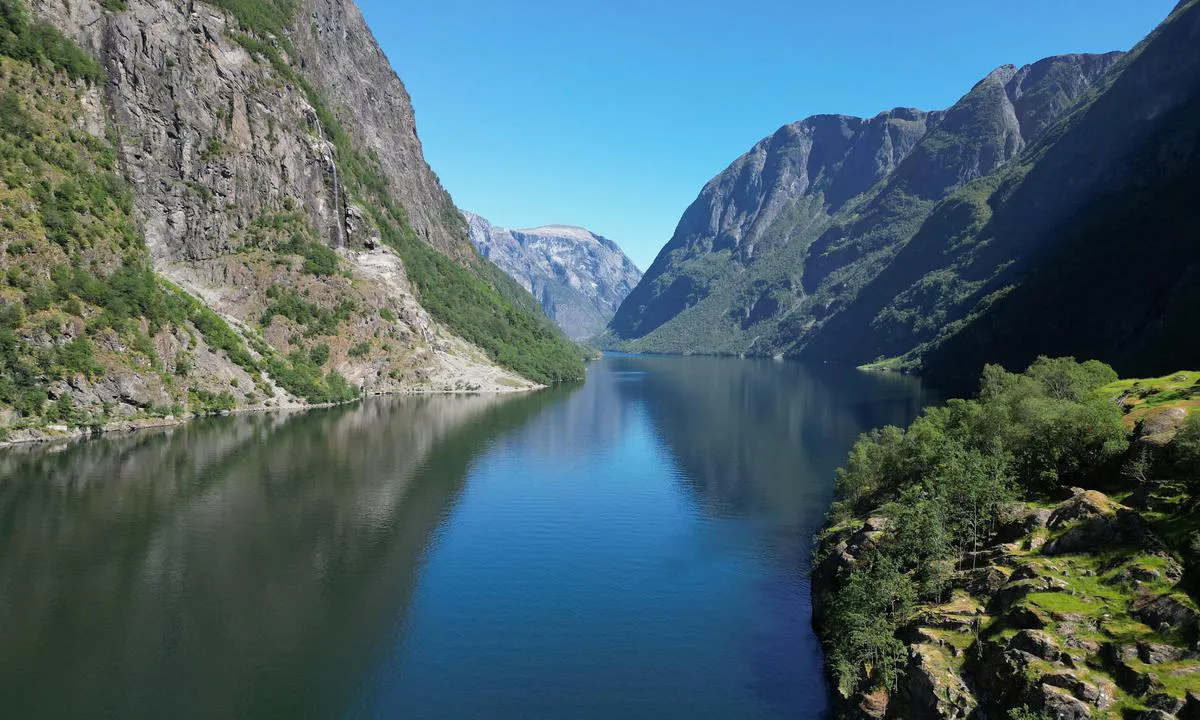 Gudvangen, Nærøyfjord: {"base": "no", "no": "Idyllisk og uber\u00f8rt natur i N\u00e6r\u00f8yfjorden", "se": "Idyllisk och or\u00f6rd natur i N\u00e6r\u00f8yfjorden", "en": "Idyllic and unspoiled nature in N\u00e6r\u00f8yfjorden", "da": "Idyllisk og uber\u00f8rt natur i N\u00e6r\u00f8yfjorden"}