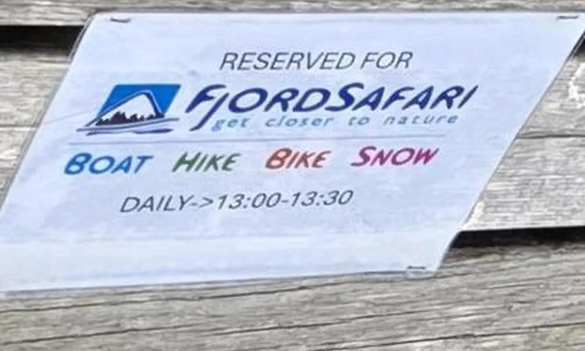 Gudvangen, Nærøyfjord: I følge skilt på flytebrygga er den reservert for Fjordsafari en kort periode hver dag. Det er noe uklart om det ellers er mulig å ligge der.