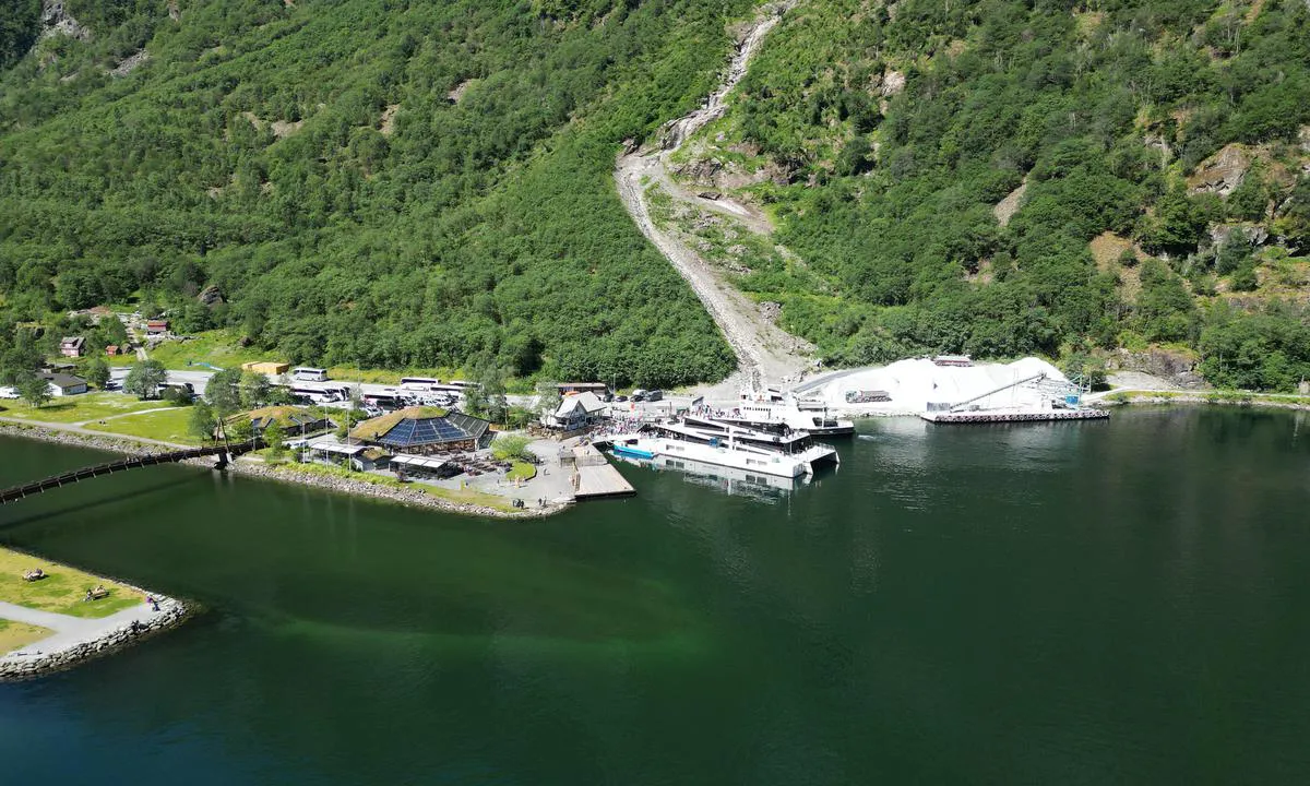 Gudvangen, Nærøyfjord: {"base": "no", "no": "Elveutl\u00f8p med trebru. Restaurant, og komersiellhavn for ferjer og hurtigb\u00e5tar", "se": "Flodmynning med tr\u00e4bro. Restaurang, och kommersiell hamn f\u00f6r f\u00e4rjor och snabba b\u00e5tar.", "en": "River outlet with a wooden bridge. Restaurant and commercial harbor for ferries and express boats", "da": "Flodmunding med tr\u00e6bro. Restaurant og kommerciel havn for f\u00e6rger og hurtigb\u00e5de"}