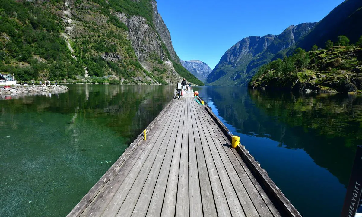 Gudvangen, Nærøyfjord: {"base": "no", "no": "Gjestekai Gudvangen", "se": "G\u00e4sthamn Gudvangen", "en": "Guest Pier Gudvangen", "da": "G\u00e6stekaj Gudvangen"}