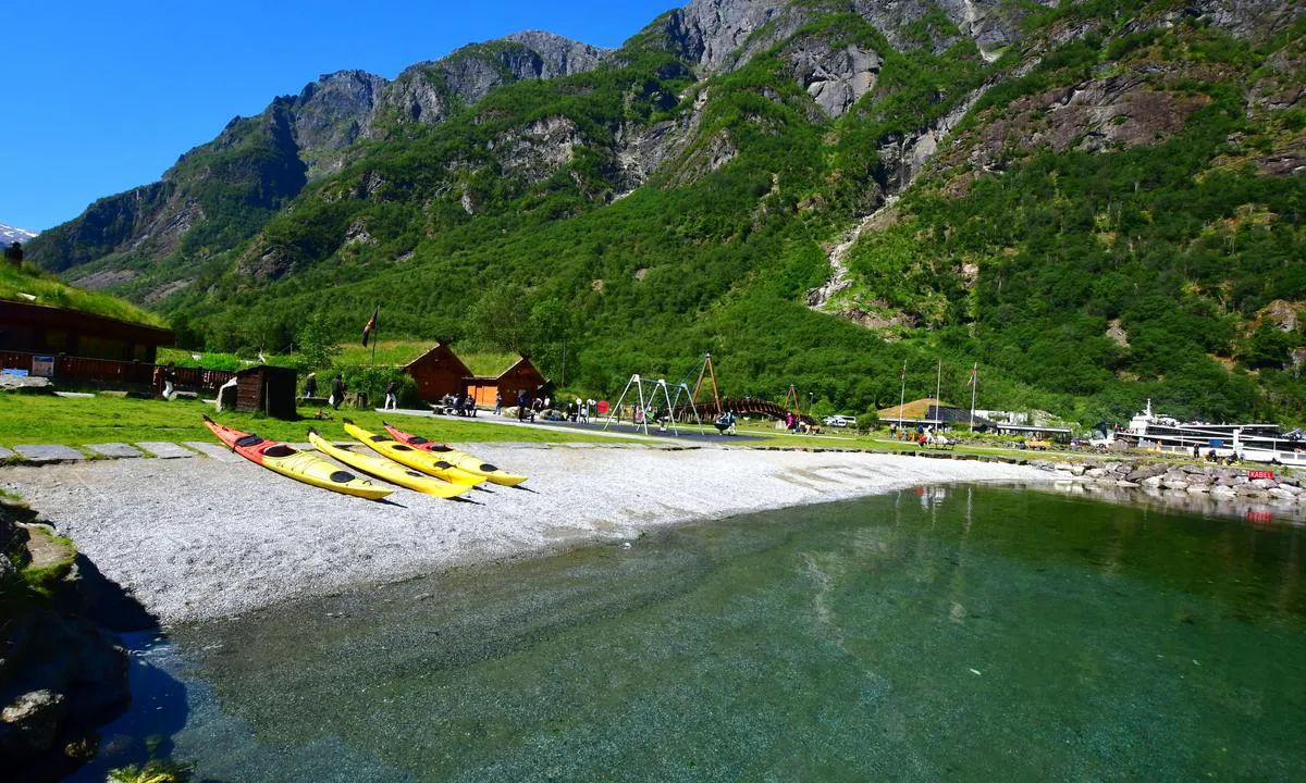 Gudvangen, Nærøyfjord: {"base": "no", "no": "Badestrand og kajakkutleige", "se": "Badstrand och kajakuthyrning", "en": "Beach and kayak rental", "da": "Badestrand og kajakudlejning"}