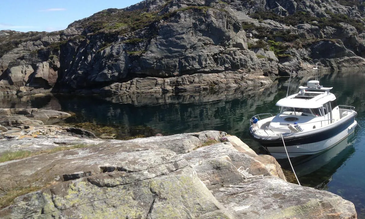 {"base": "no", "no": "Fort\u00f8yning mot s\u00f8r enden a Gullholm. Flere muligheter ogs\u00e5 lengre inn i v\u00e5gen. Det er mulig med longside fort\u00f8yning. Ikke bolter i fjellet, egne m\u00e5 medbringes. Flotte svaberg og fin sandbunn i sundet. Lengre inne i v\u00e5gen er det grusstrand.", "se": "F\u00f6rt\u00f6jning mot s\u00f6dra \u00e4nden av Gullholm. Flera m\u00f6jligheter ocks\u00e5 l\u00e4ngre in i viken. Det \u00e4r m\u00f6jligt med l\u00e5ngsidesf\u00f6rt\u00f6jning. Inga bultar i berget, egna m\u00e5ste medf\u00f6ras. Vackra klippor och fin sandbotten i sundet. L\u00e4ngre in i viken finns en grusstrand.", "en": "Mooring at the south end of Gullholm. Several options further into the bay. Longside mooring is possible. No bolts in the rock; you need to bring your own. Beautiful smooth rocks and fine sandy bottom in the strait. Further into the bay, there is a gravel beach.", "da": "Fort\u00f8jning mod sydenden af Gullholm. Flere muligheder ogs\u00e5 l\u00e6ngere inde i vigen. Det er muligt med langsides fort\u00f8jning. Ingen bolte i klippen, egne skal medbringes. Flotte klipper og fin sandbund i sundet. L\u00e6ngere inde i vigen er der grusstrand."}