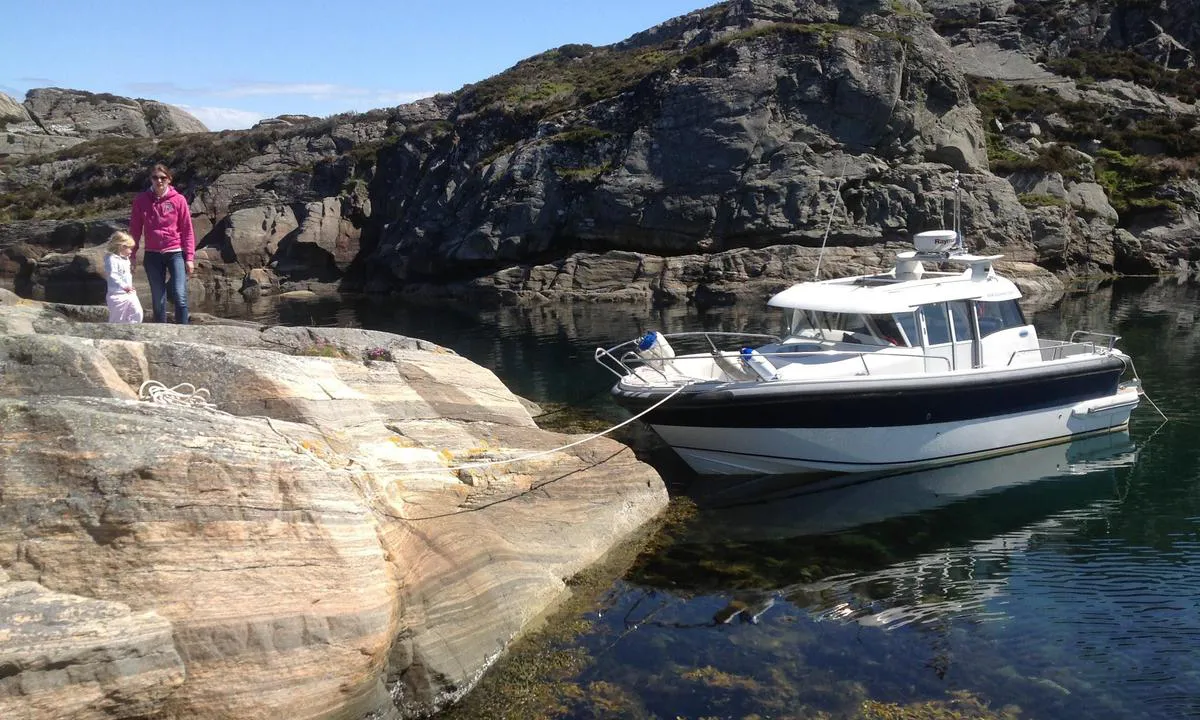 Gullholm: {"base": "no", "no": "Flotte svaberg. Medbragte bolter.", "se": "Fina klippor. Medtagna bultar.", "en": "Beautiful rocky shores. Bring your own bolts.", "da": "Flotte klipper. Medbragte bolte."}