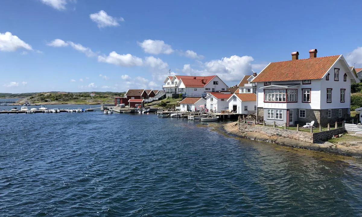 Gullholmens Gästhamn: {"base": "en", "no": "Gullholmsbaden er i n\u00e6rheten av marinaen.", "se": "Gullholmsbaden \u00e4r n\u00e4ra marinan.", "en": "Gullholmsbaden is close to the marina.", "da": "Gullholmsbaden er t\u00e6t p\u00e5 marinaen."}