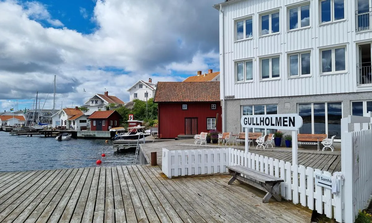 Gullholmens Gästhamn: {"base": "no", "no": "M\u00e5 oppleves for de som ikke har v\u00e6rt her!", "se": "M\u00e5 upplevas f\u00f6r de som inte har varit h\u00e4r!", "en": "Must be experienced by those who haven't been here!", "da": "Skal opleves for dem, der ikke har v\u00e6ret her!"}