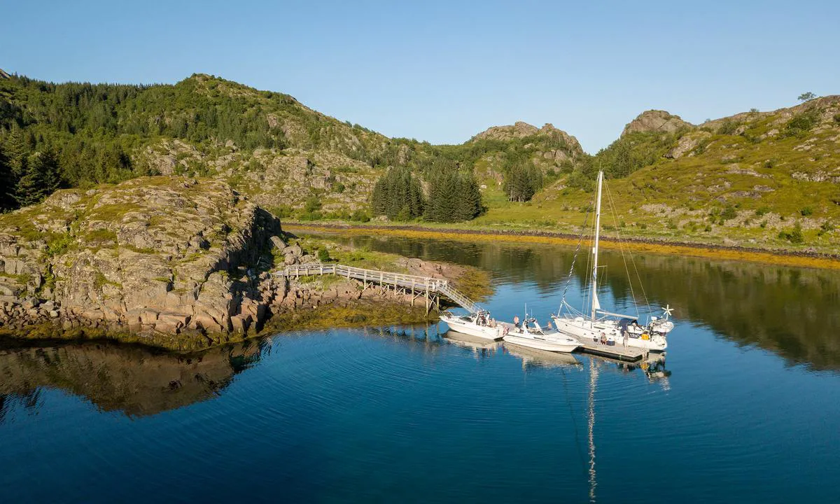 {"base": "no", "no": "I Gullvika er det plass til 3-4 b\u00e5ter. Det er ogs\u00e5 lagt ut KNB-b\u00f8ye like ved flytebryggen.", "se": "I Gullvika finns det plats f\u00f6r 3-4 b\u00e5tar. Det har ocks\u00e5 lagts ut en KNB-boj precis vid flytbryggan.", "en": "In Gullvika, there is space for 3-4 boats. A KNB buoy has also been placed near the floating dock.", "da": "I Gullvika er der plads til 3-4 b\u00e5de. Der er ogs\u00e5 udlagt en KNB-b\u00f8je lige ved flydebroen."}